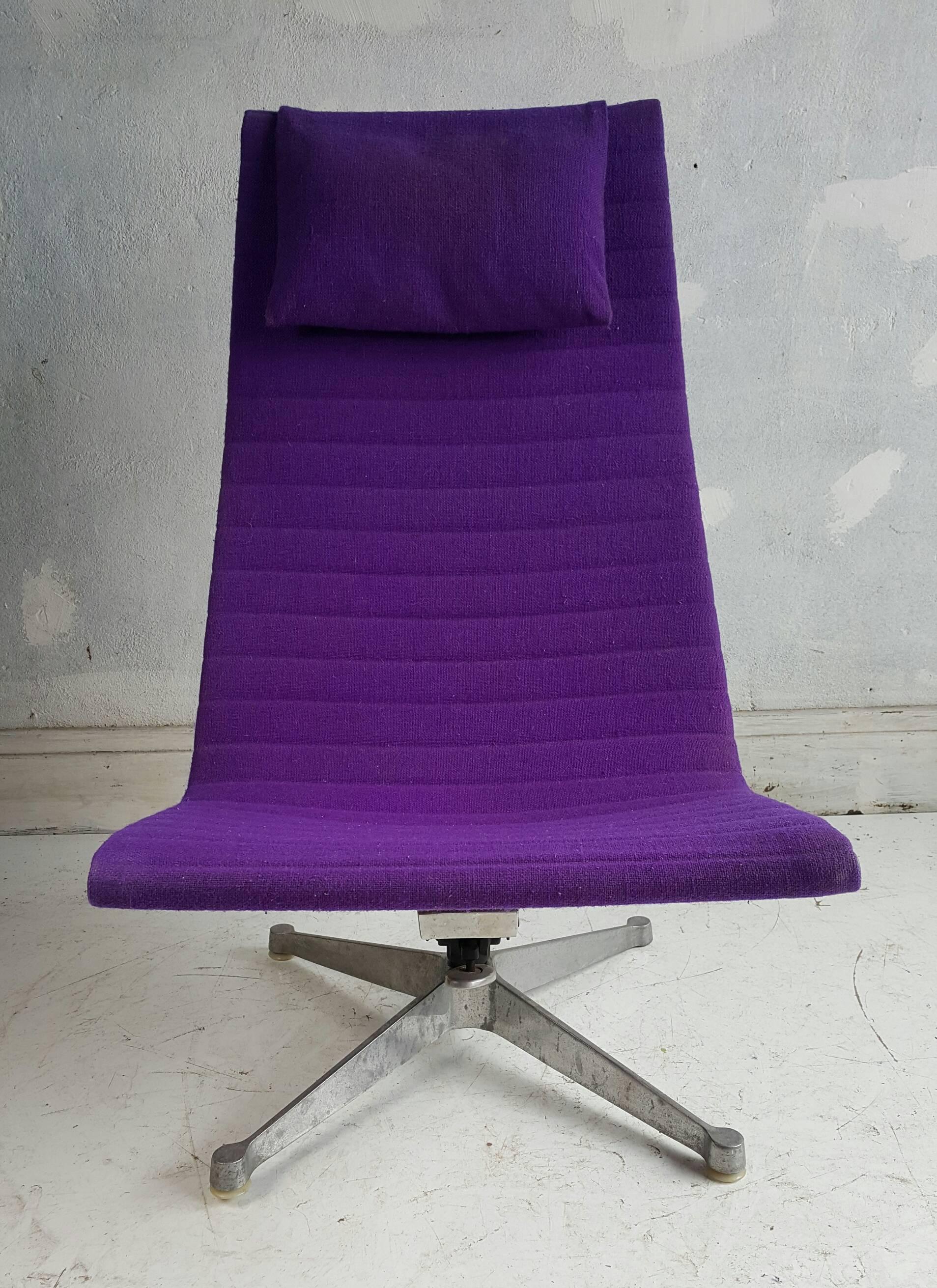 A Mid-Century Modern lounge chair designed by Charles and Ray Eames and made by Herman Miller. Part of the Aluminum Group collection with an extruded four-star aluminum base and original electric purple/lavender upholstery. The chair tilts and
