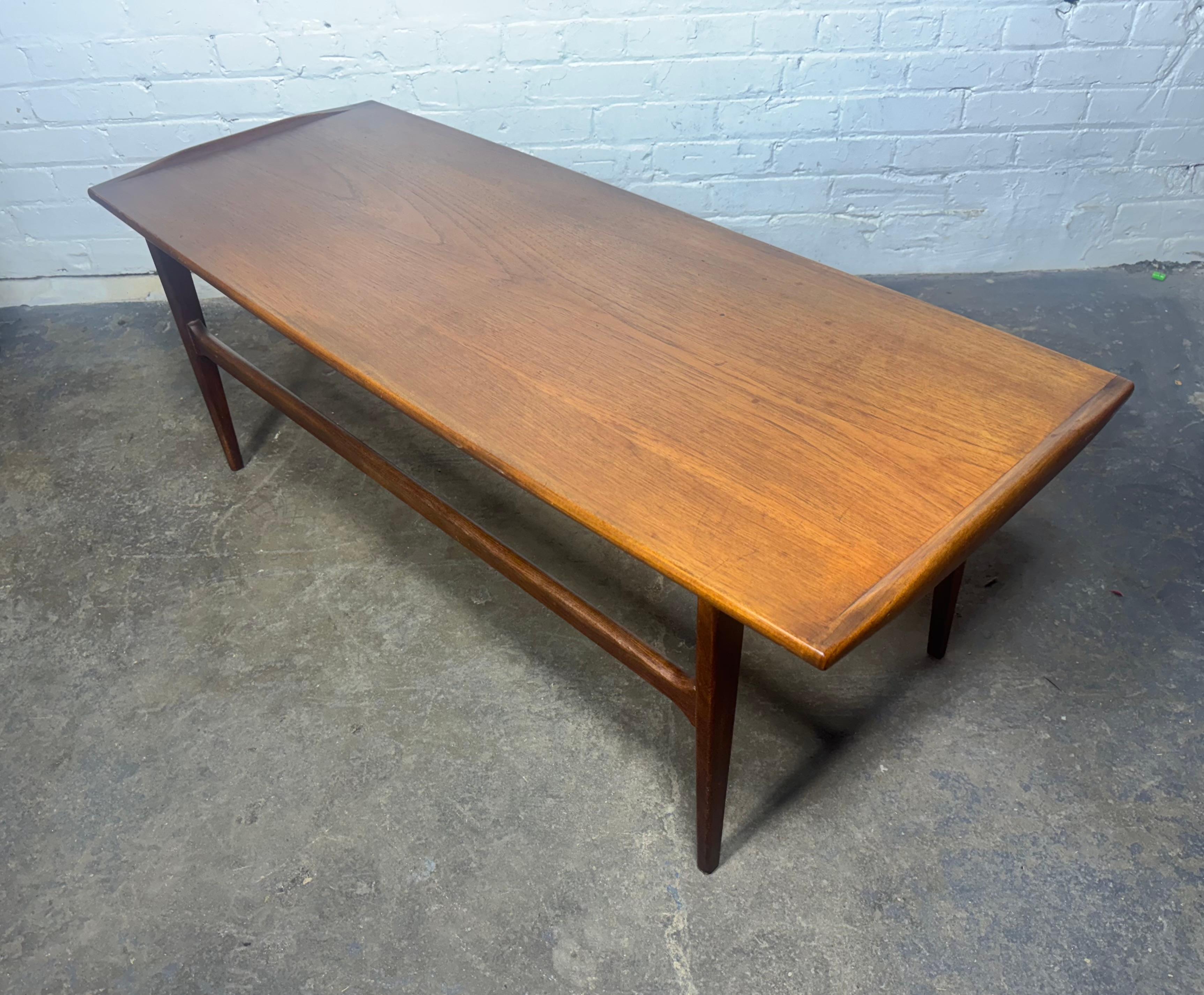 Tavolino da caffè in teak Tove & Edvard Kindt-Larsen, classico modernista scandinavo... Grande dimensione / proporzione. Bella finitura originale e patina.  Si adatta perfettamente a qualsiasi ambiente modernista e contemporaneo...