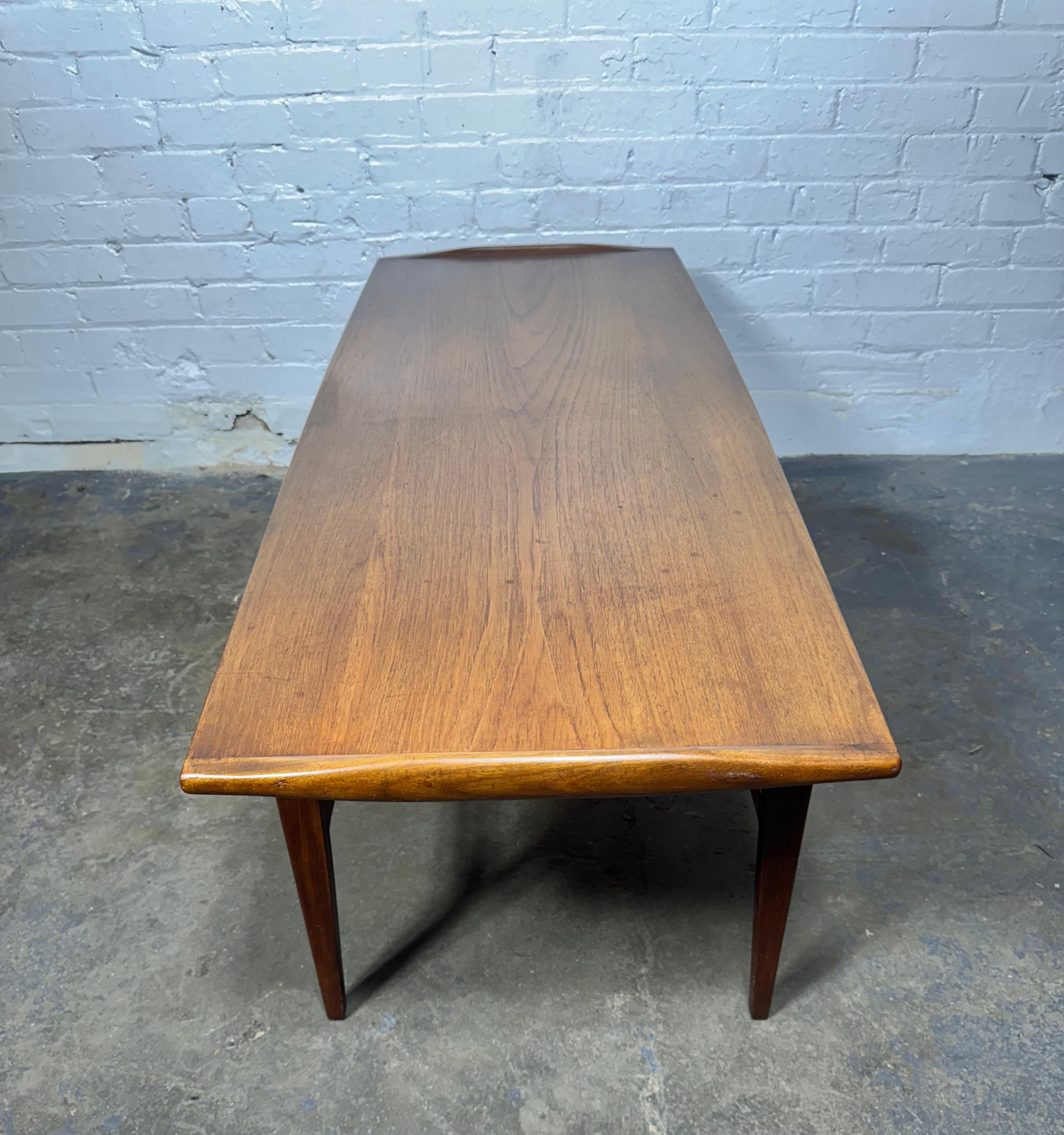 Tavolino in teak Tove & Edvard Kindt-Larsen, classico modernista scandinavo In condizioni buone in vendita a Buffalo, NY