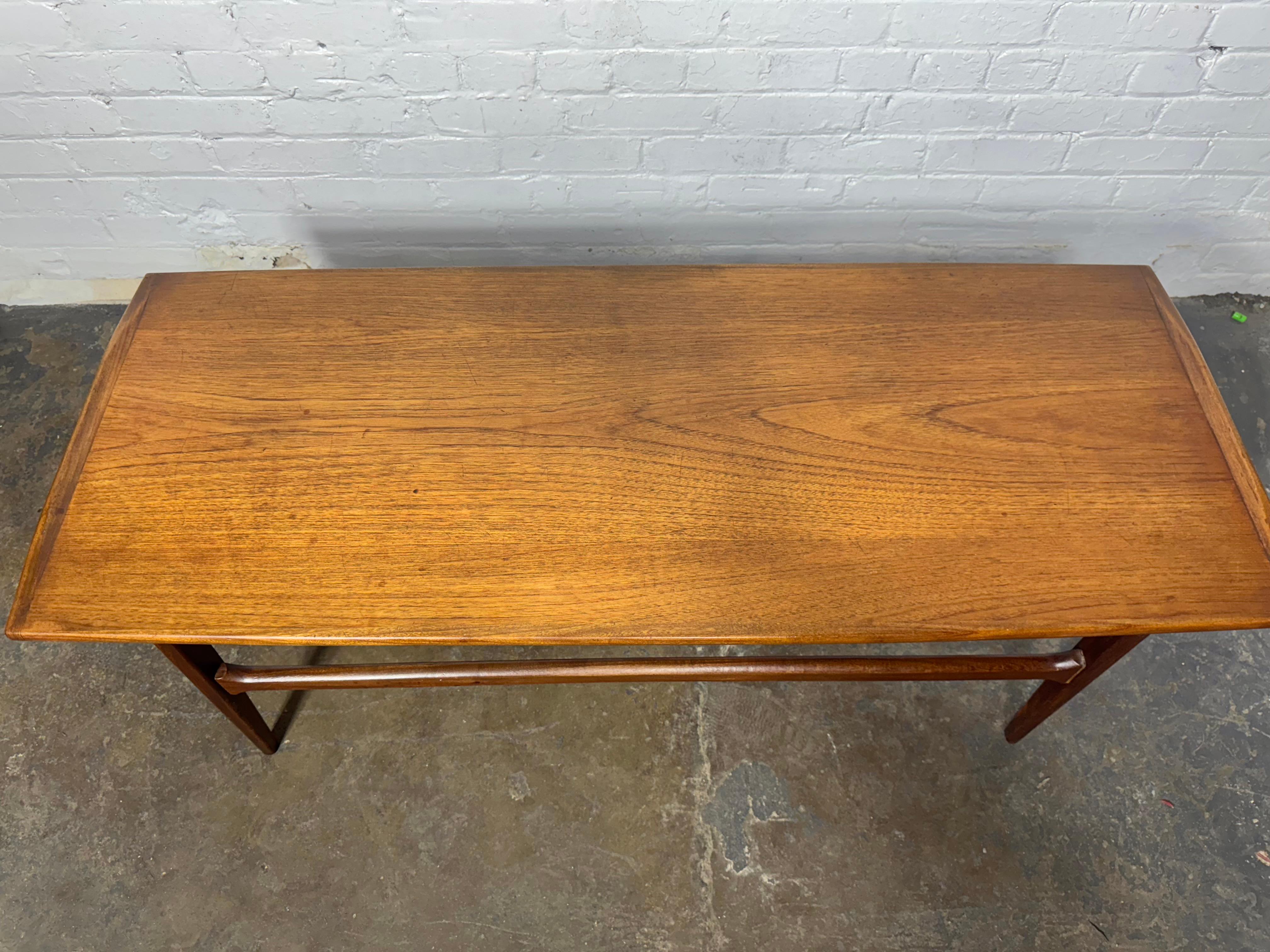 Teak Tavolino in teak Tove & Edvard Kindt-Larsen, classico modernista scandinavo in vendita