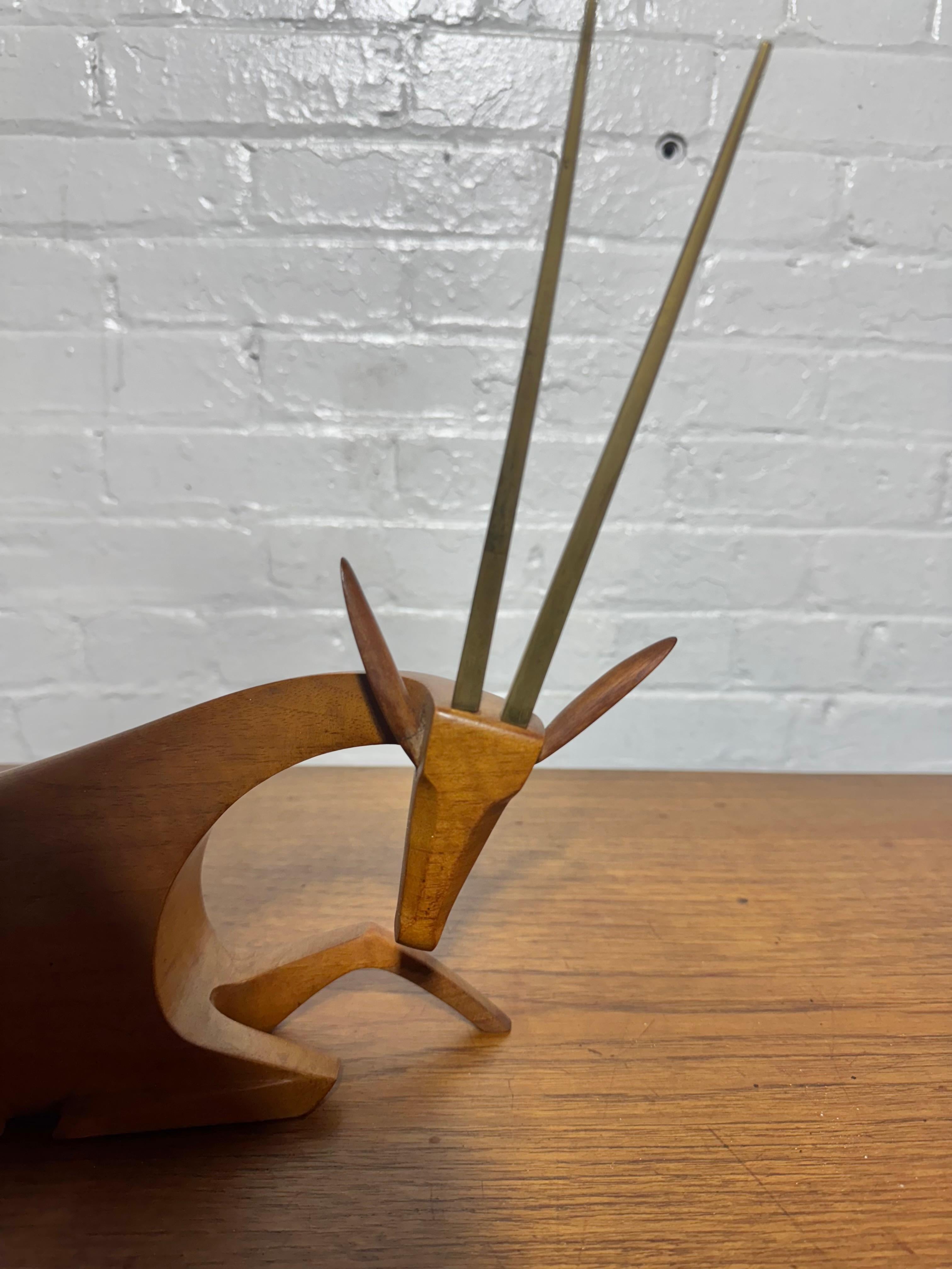 Franz Hagenauer 
Antelope
Werkstätte Hagenauer
Austria, 1950 ca.
legno intagliato, ottone 
Marchio del produttore impresso sul lato inferiore 