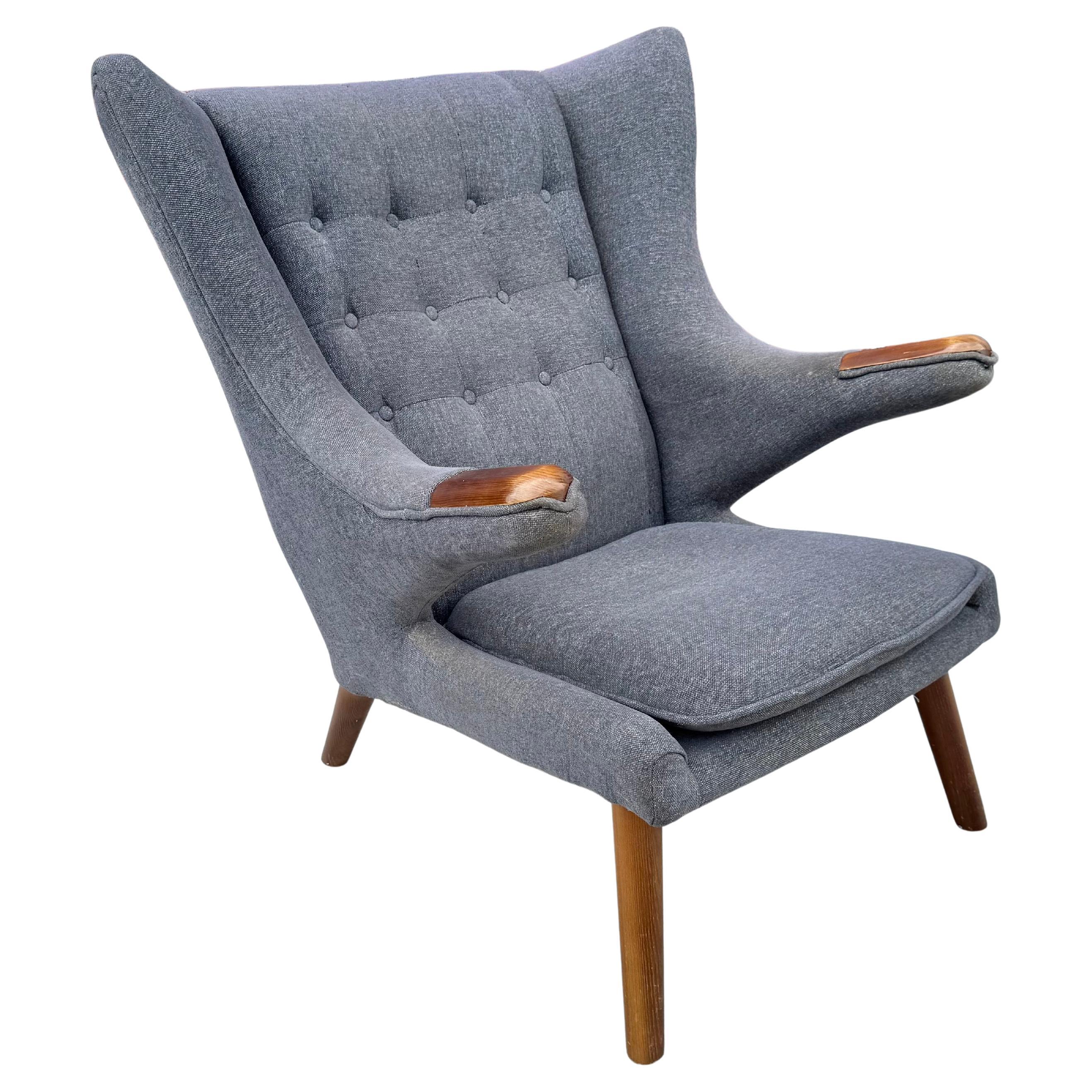 Silla de salón clásica modernista estilo "Papá Oso"..