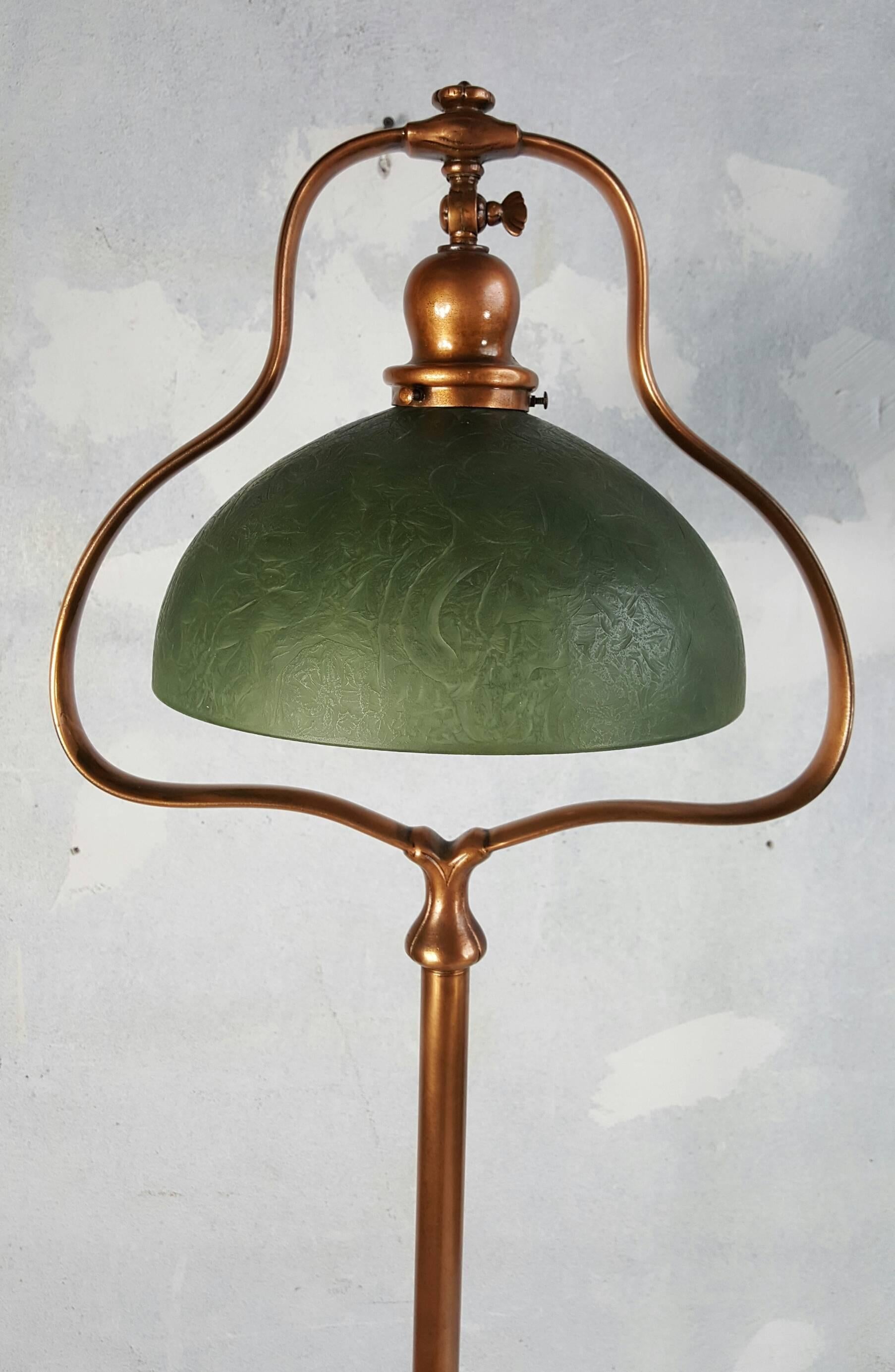 Handel Floor Lamp with Signed Cased Chipped Ice Shade, Mosserine In Good Condition In Buffalo, NY