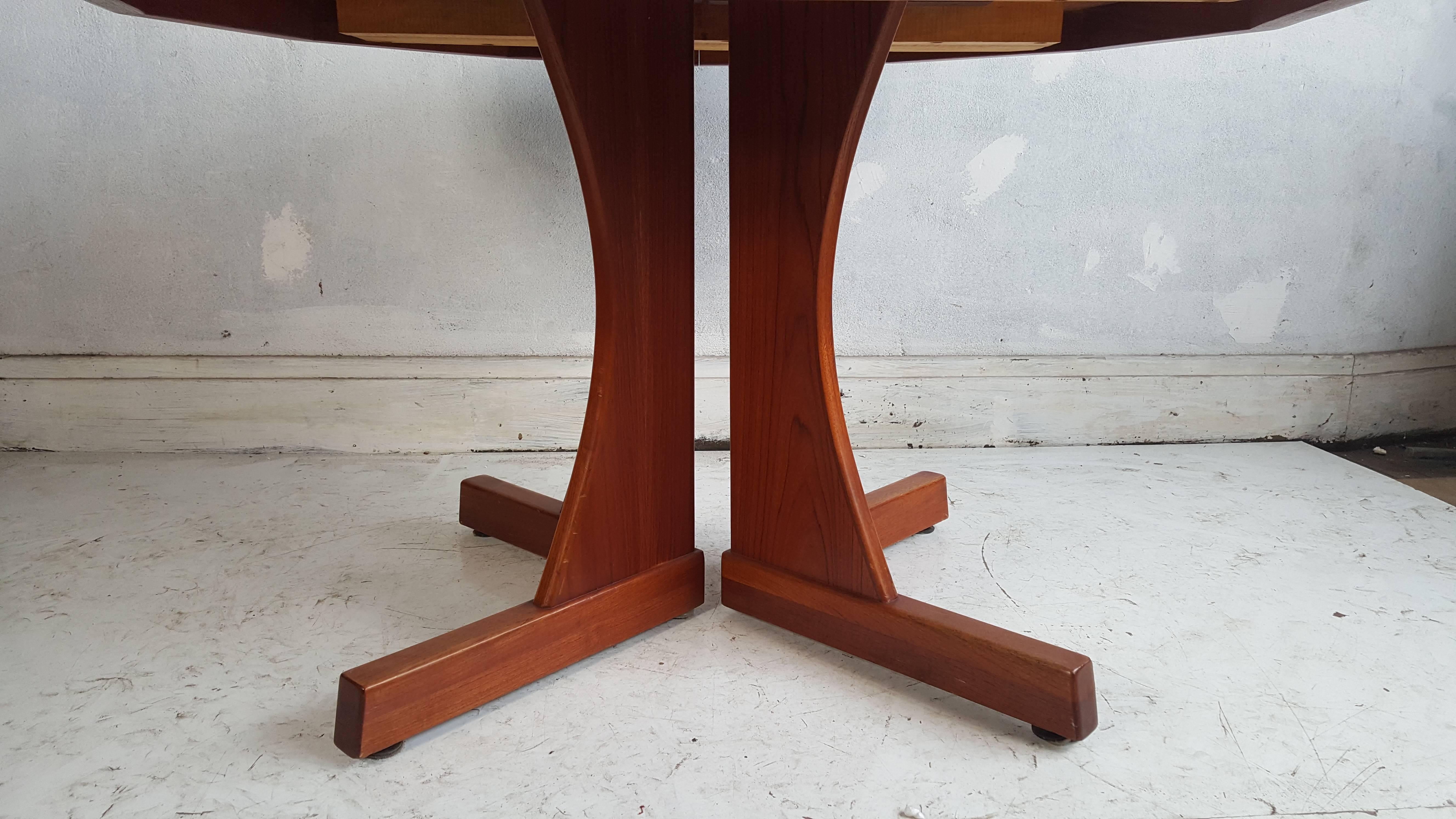 Unusual Modernist Crafts Teak Expandable Dining Table, Eight-Sided In Good Condition In Buffalo, NY