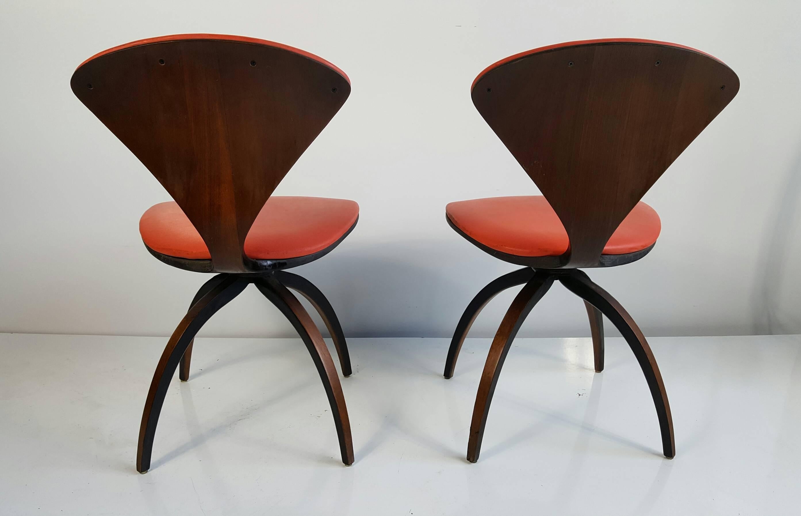Pair of Norman Cherner Swivel Chairs for Plycraft, American, circa 1959 In Good Condition In Buffalo, NY