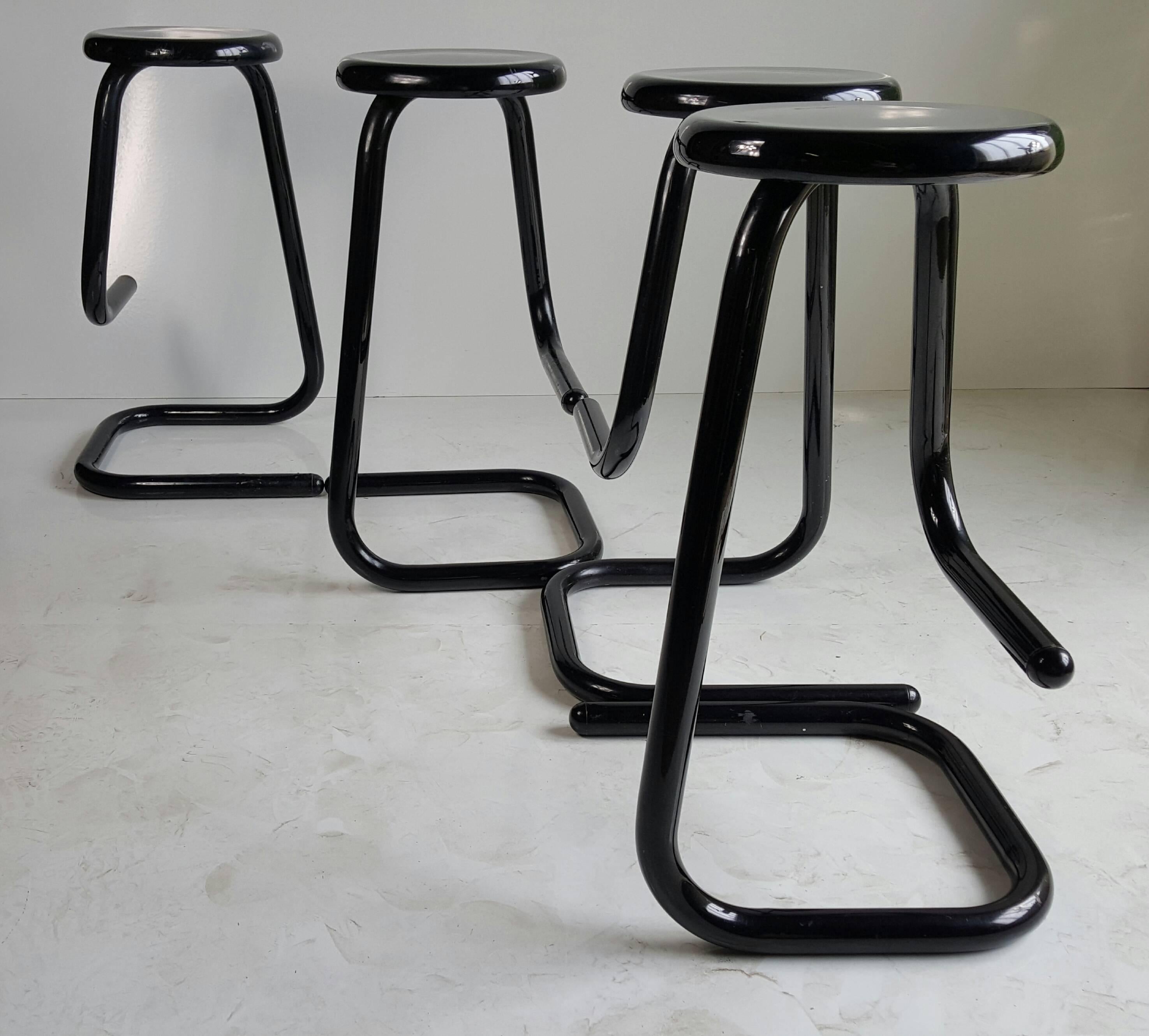 A simple and beautiful design built using a continuous piece of tubular steel that is bent to form a cantilevered base and solid footrest. The resulting bent paperclip form is purposeful, unique and has been in production for over thirty years.
