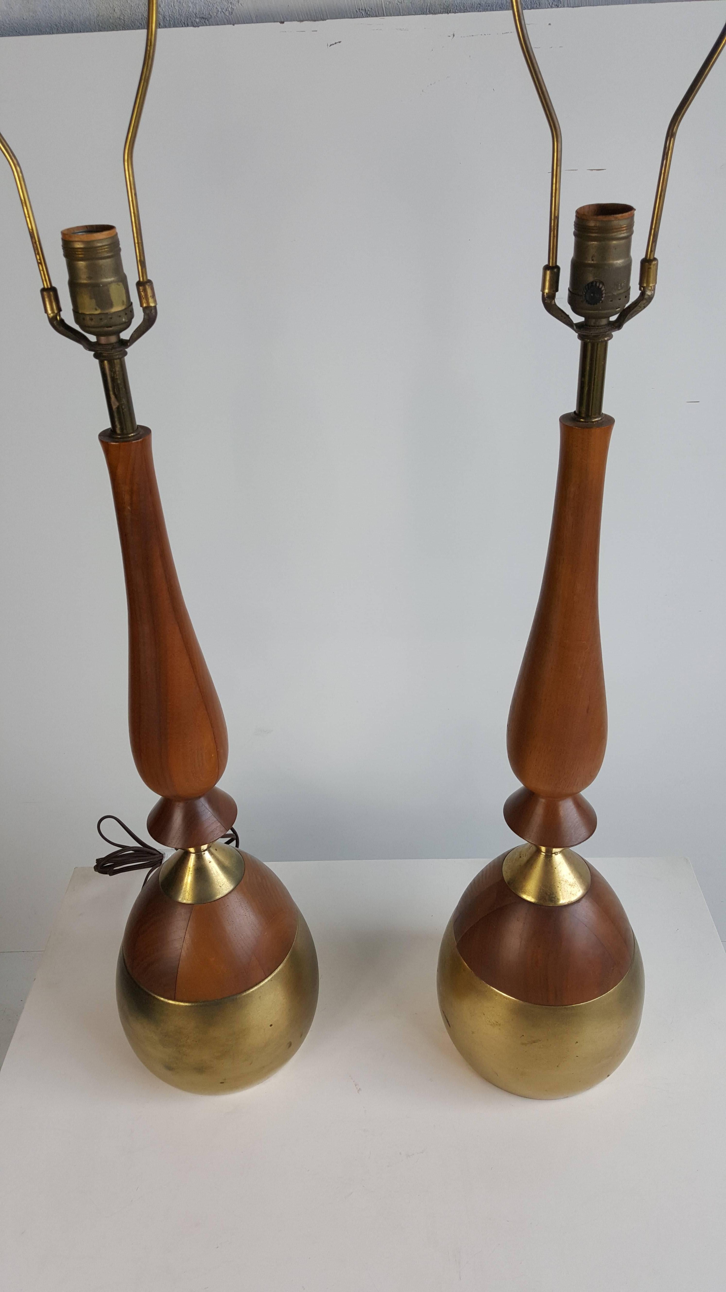 Américain Paire de lampes classiques modernistes en noyer et laiton de Tony Paul en vente