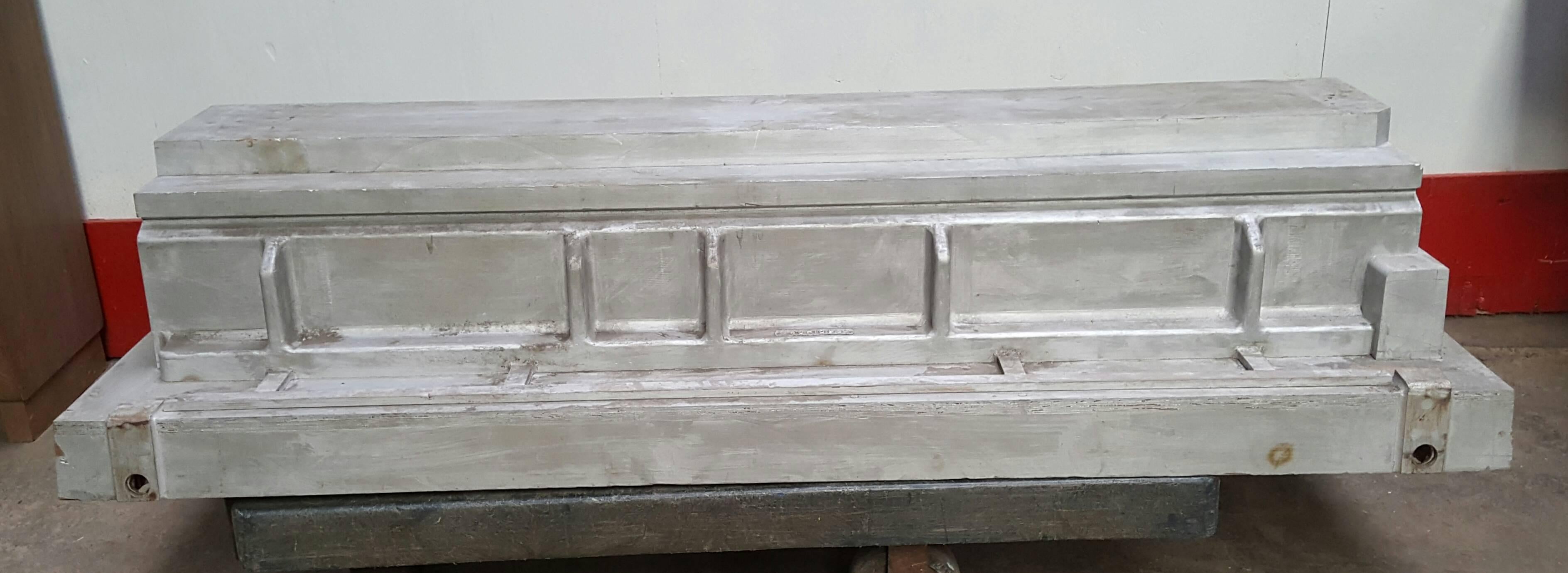 Peint Table basse architecturale en forme de fonderie argentée des années 1930 en moulage moulé, pour jardin en vente