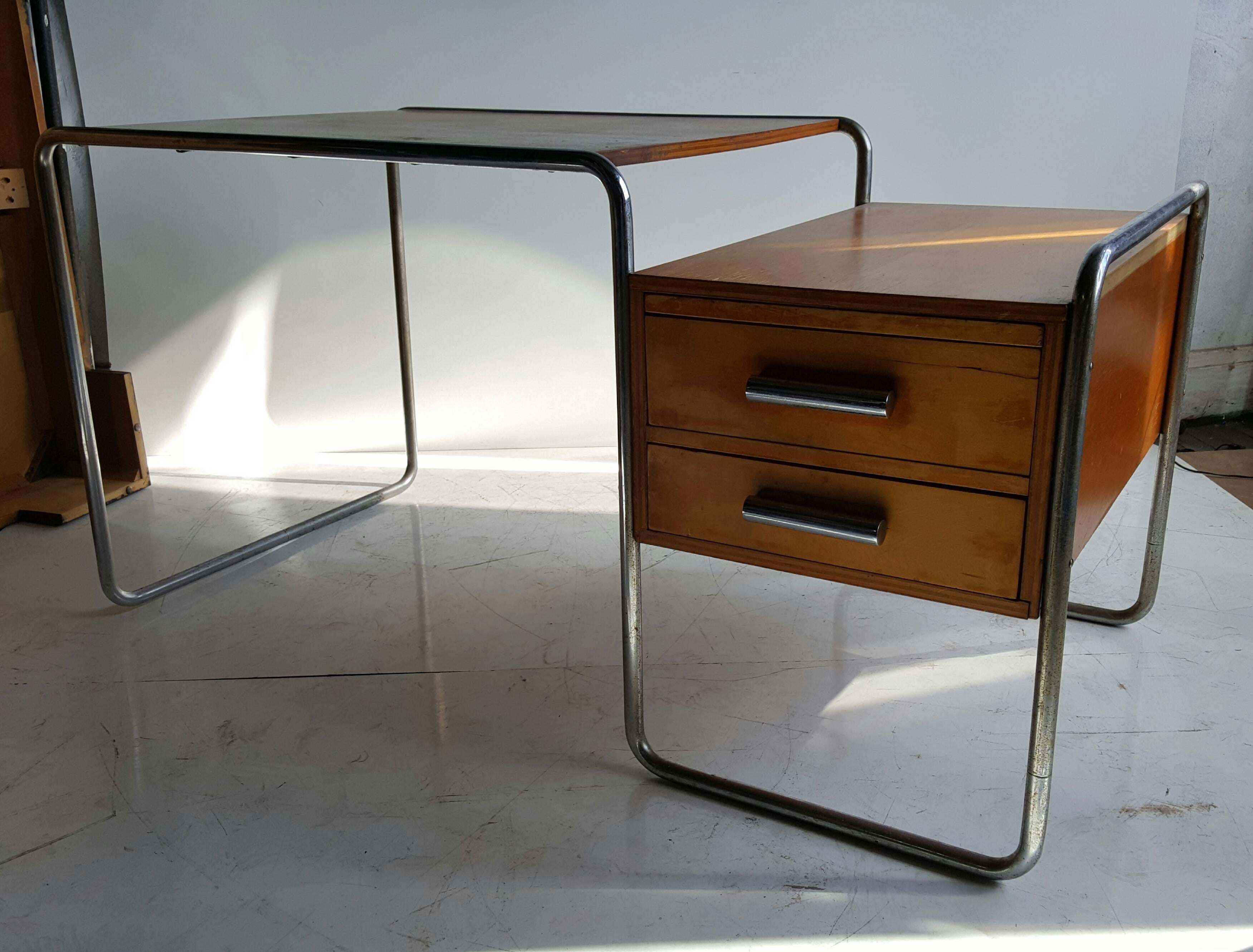 Designed by the Bauhaus architect Marcel Breuer in 1935, this desk shows very well the functional Design of the Bauhaus School. The desk in ash with visible wood texture was produced by Thonet in the 1930s. Seldom seen version. Early example, nickel