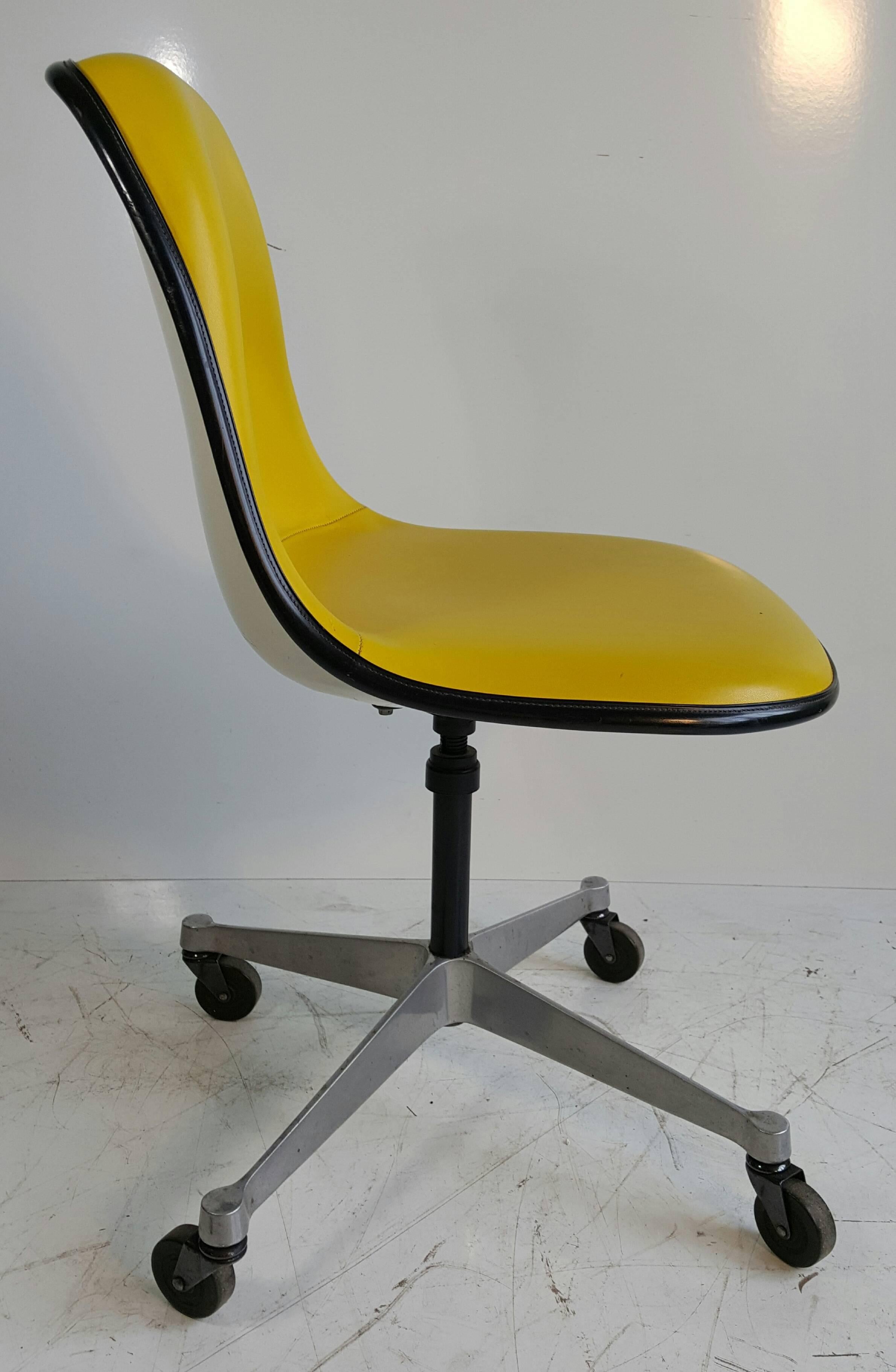 Mid-Century Modern Charles & Ray Eames PSCC Padded Desk Chair by Herman Miller