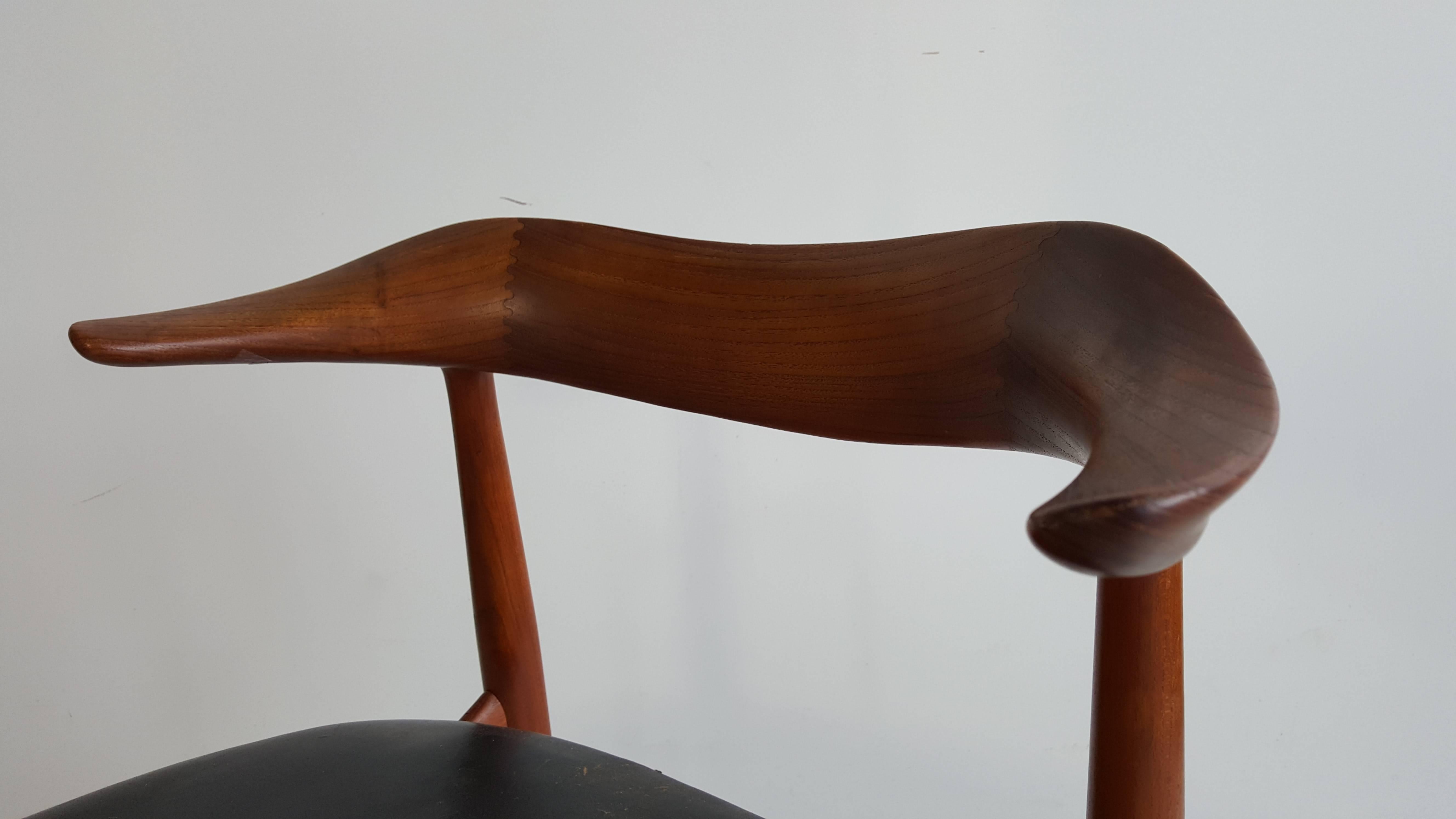 Dänischer moderner Sessel aus Nussbaumholz und Leder von Povl Dinesen (Skandinavische Moderne) im Angebot