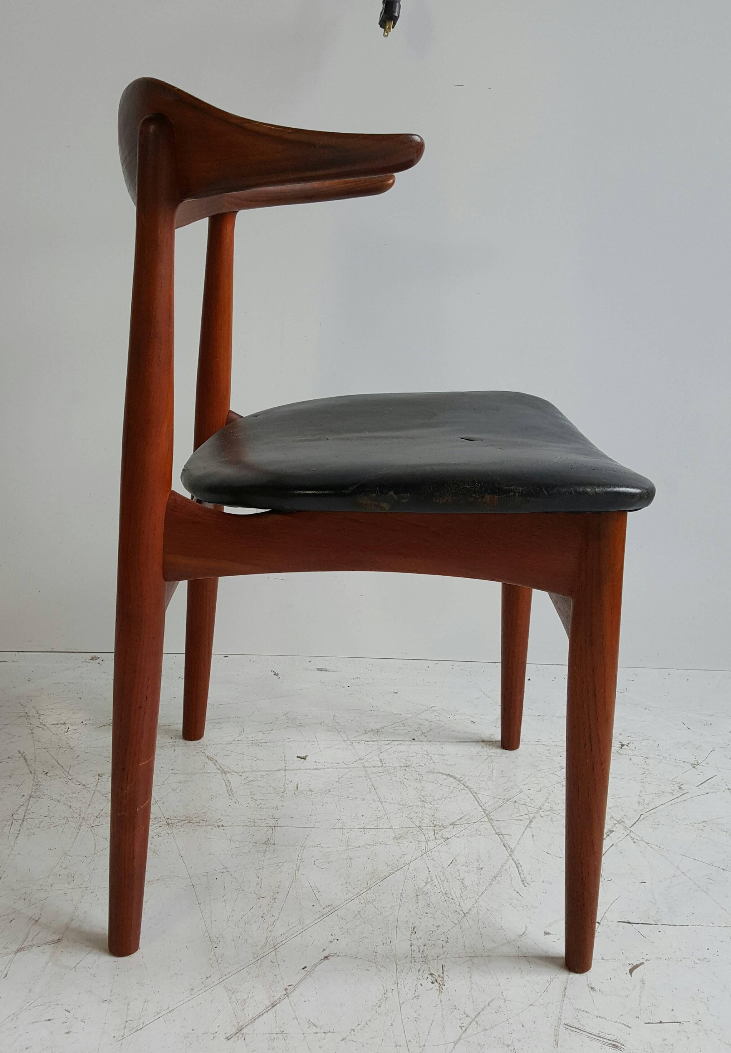 Dänischer moderner Sessel aus Nussbaumholz und Leder von Povl Dinesen im Zustand „Gut“ im Angebot in Buffalo, NY