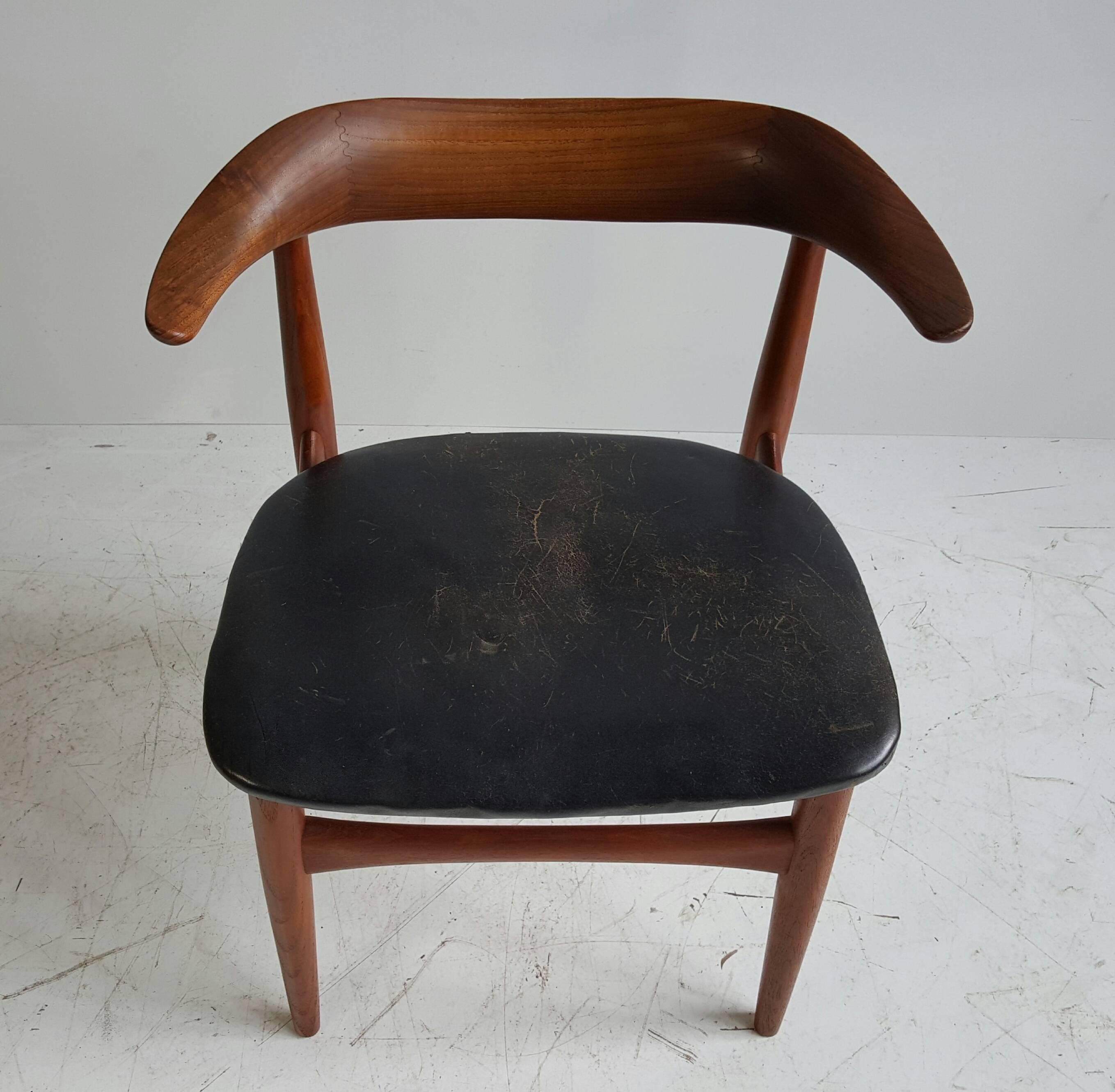 Dänischer moderner Sessel aus Nussbaumholz und Leder von Povl Dinesen (20. Jahrhundert) im Angebot