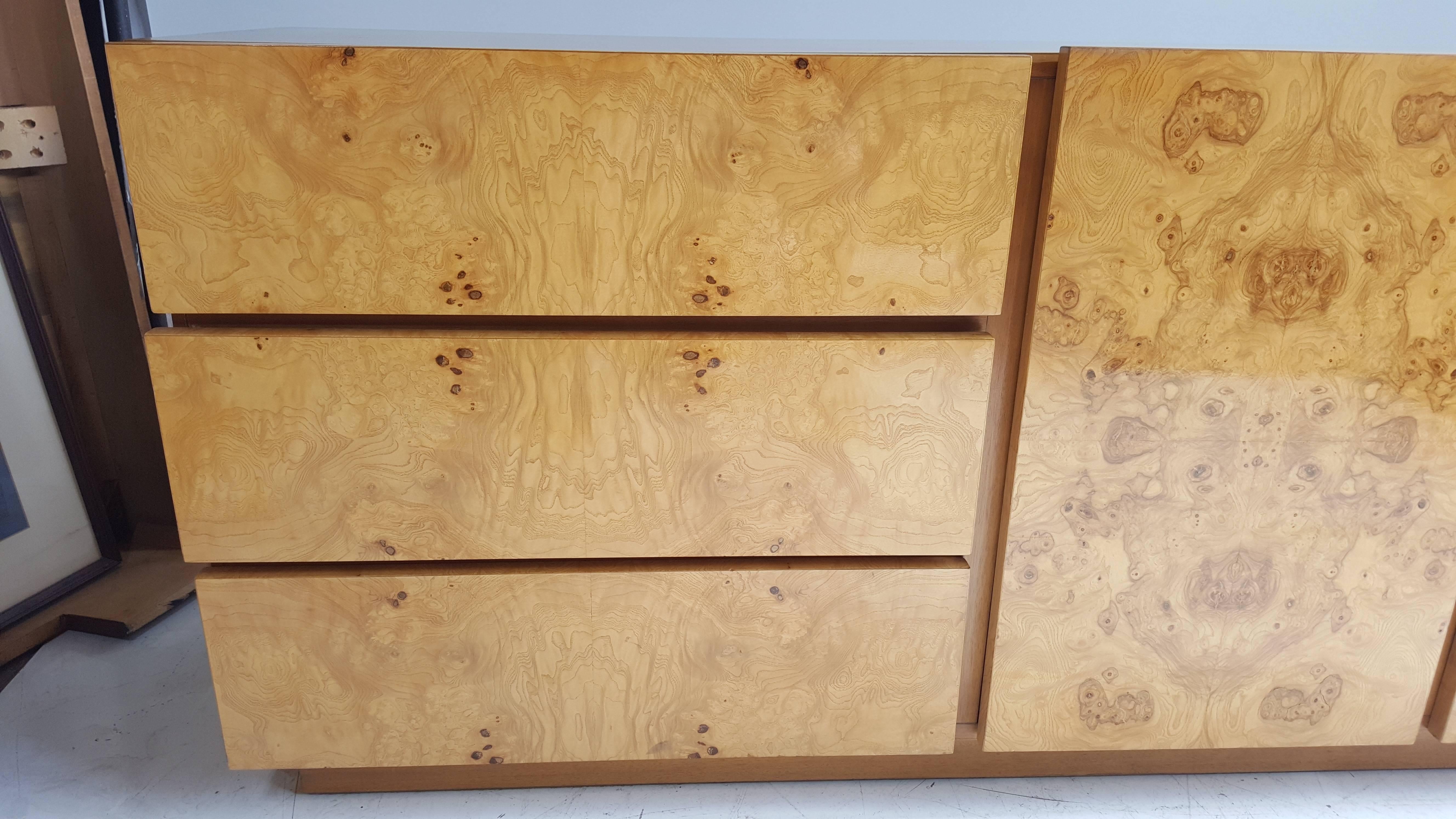 Modernist Burl Olivewood Nine-Drawer Dresser by Milo Baughman In Good Condition In Buffalo, NY