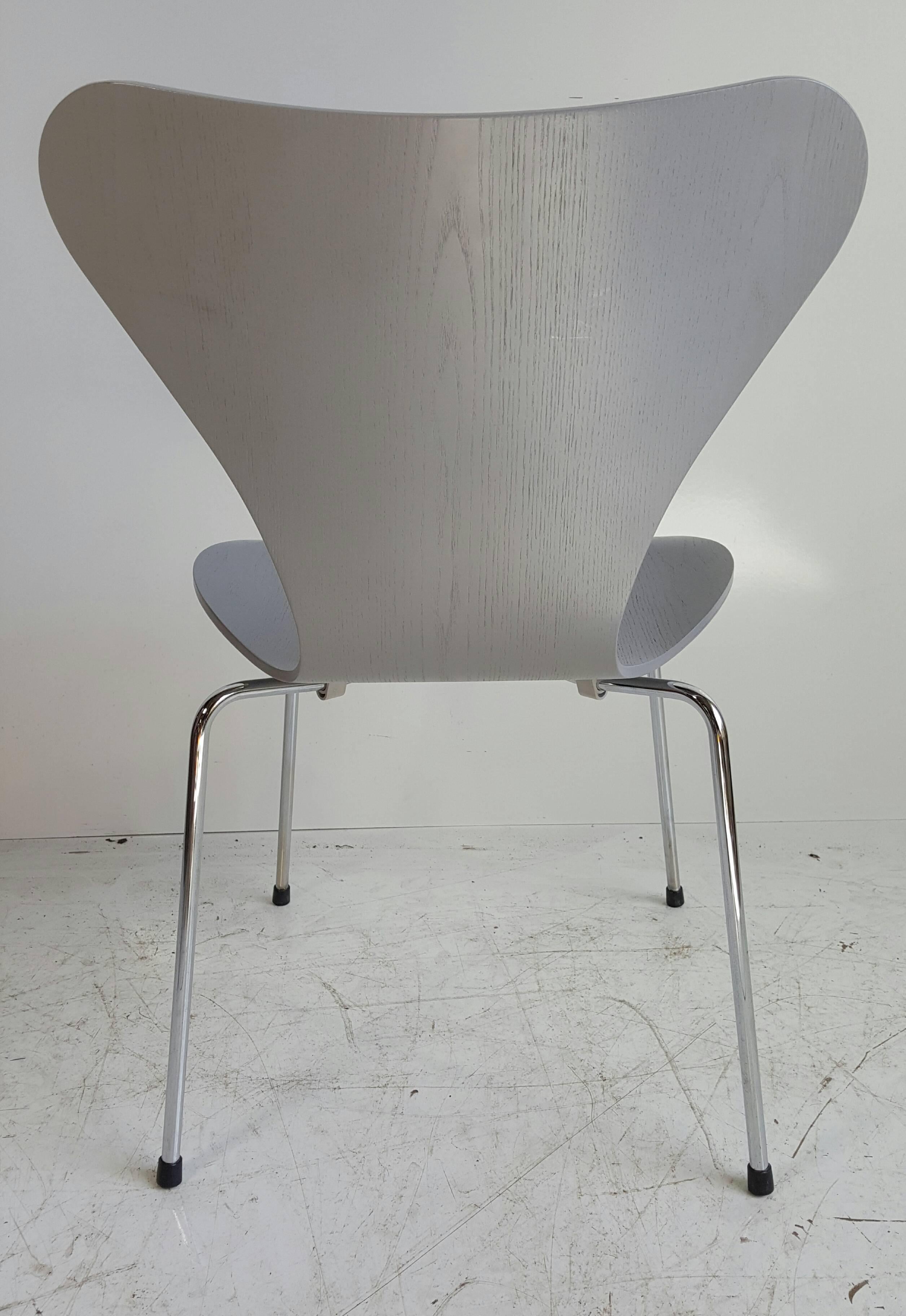 Scandinavian Modern Classic Modernist Side Chair, Series 7 by Arne Jacobsen, Fritz Hansen For Sale