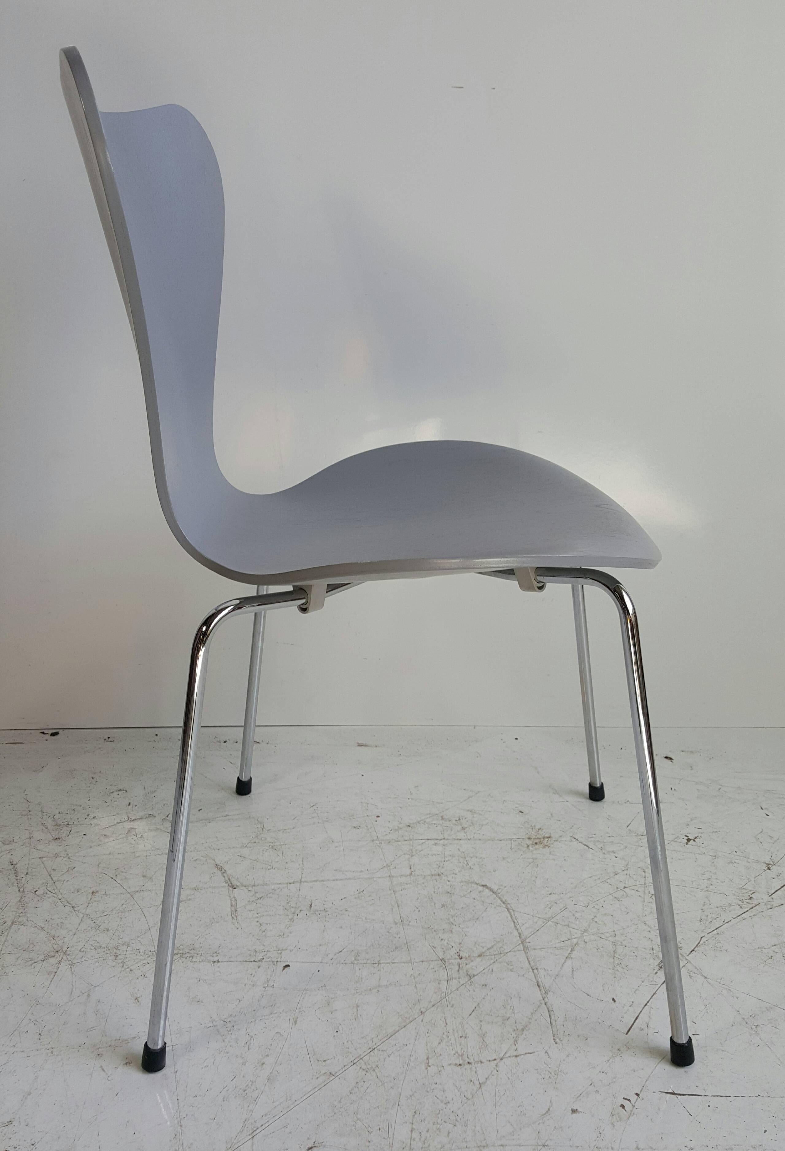 Danish Classic Modernist Side Chair, Series 7 by Arne Jacobsen, Fritz Hansen For Sale