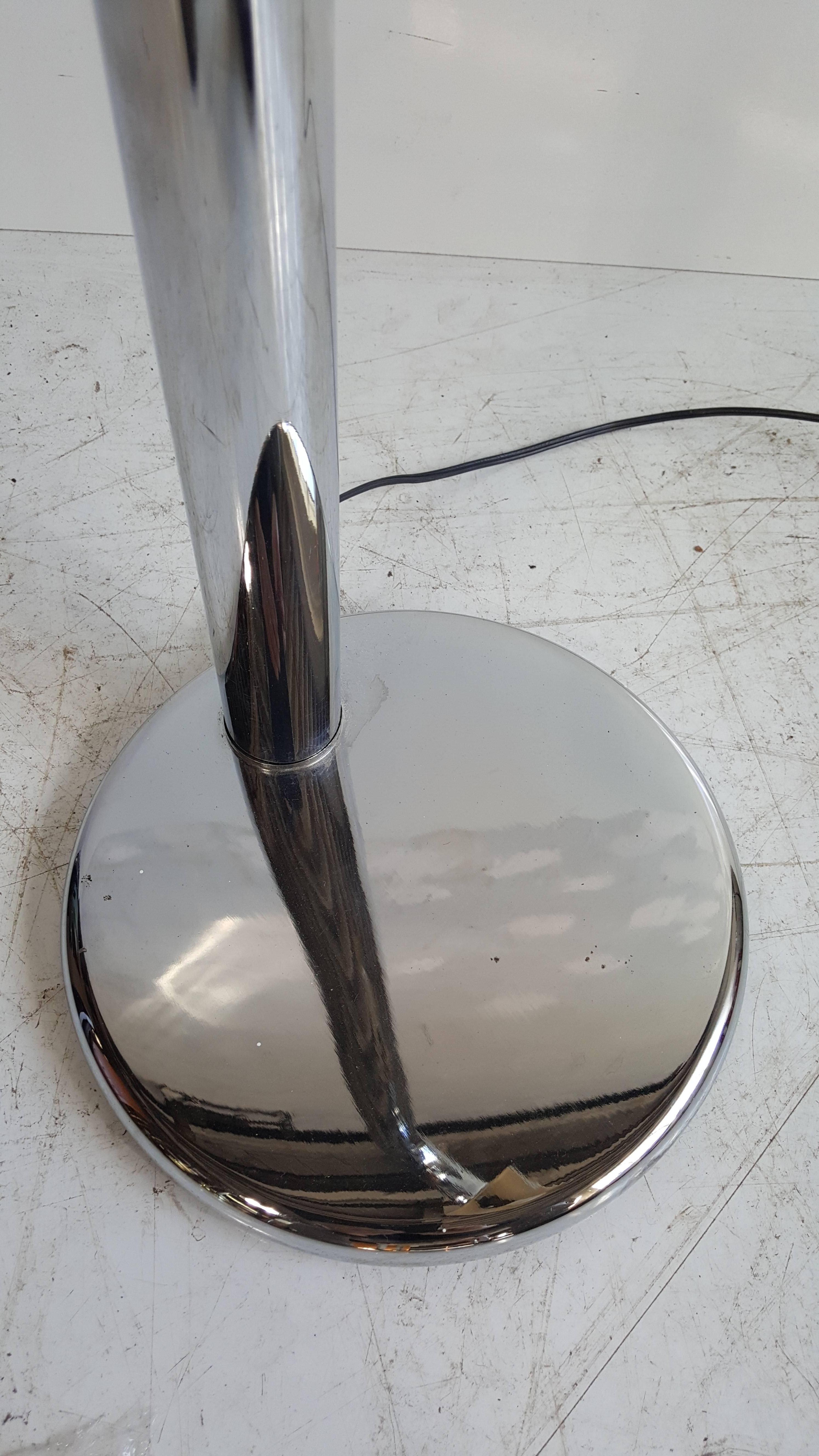 Cromo Lampada da terra modernista in acciaio cromato di Jim Bindman per Rainbow Lamp Co in vendita