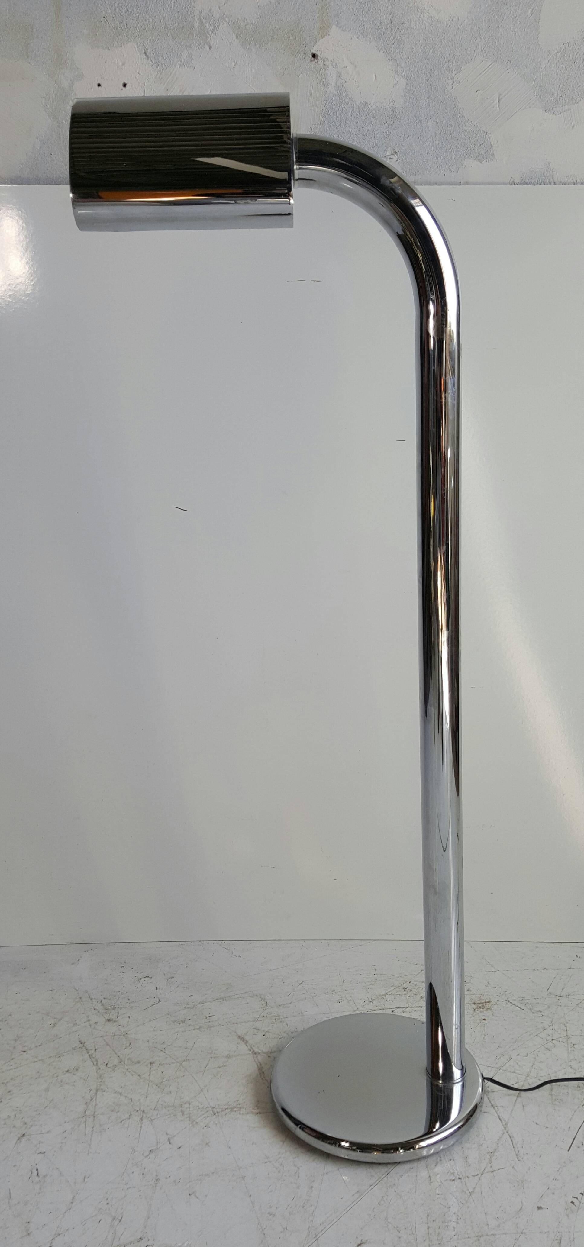 Modernistische Stehleuchte aus verchromtem Stahl von Jim Bindman für Rainbow Lamp Co. Silberner Kugel-Dimmschalter. Schlankes, einfaches, elegantes Design, das sich nahtlos in jede Umgebung einfügt.