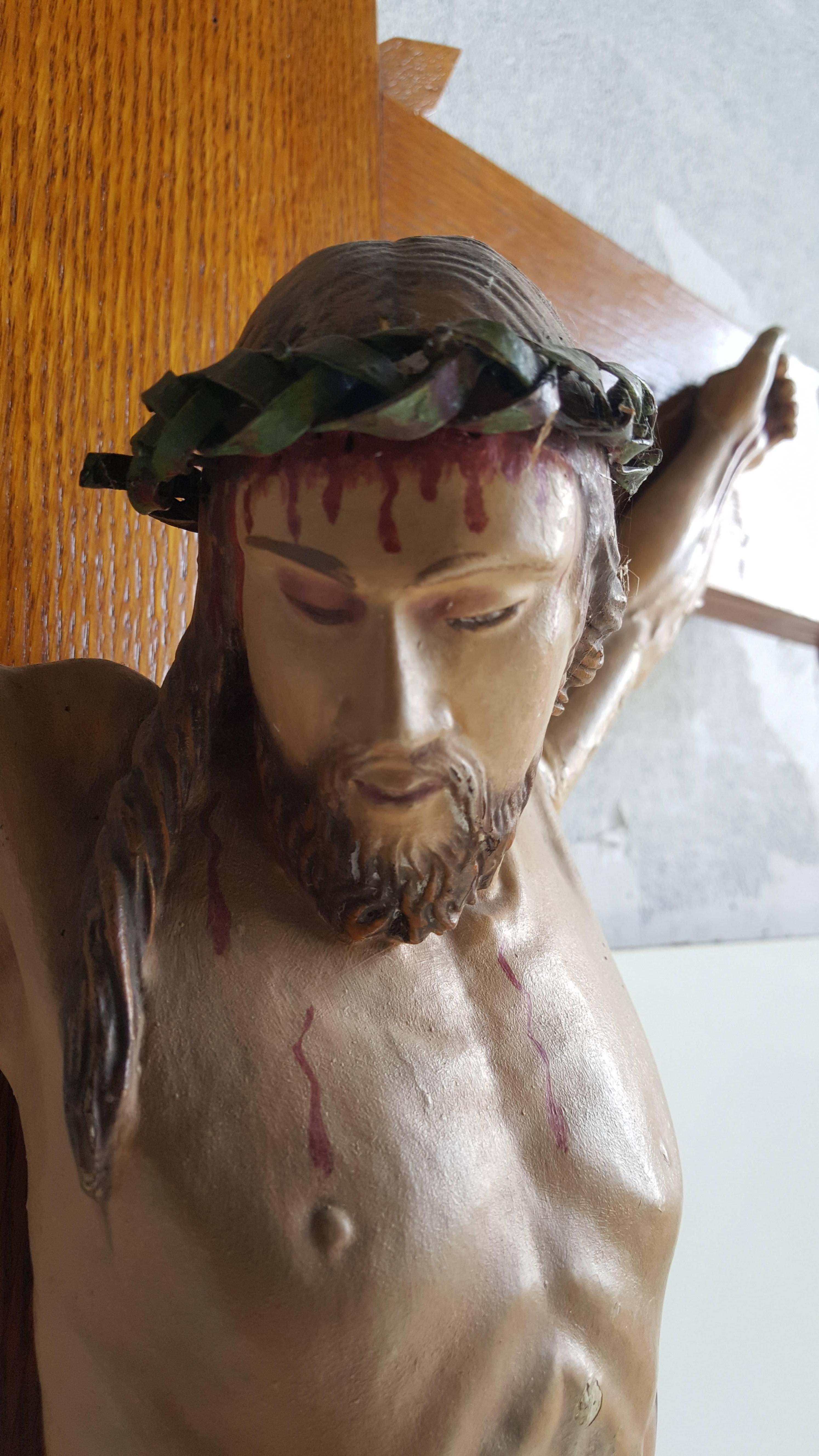 20th century antique carved wood crucifix, very well executed, wonderful detail. Salvaged from Downtown Buffalo New York church, circa 1920s. Statue measures: 26