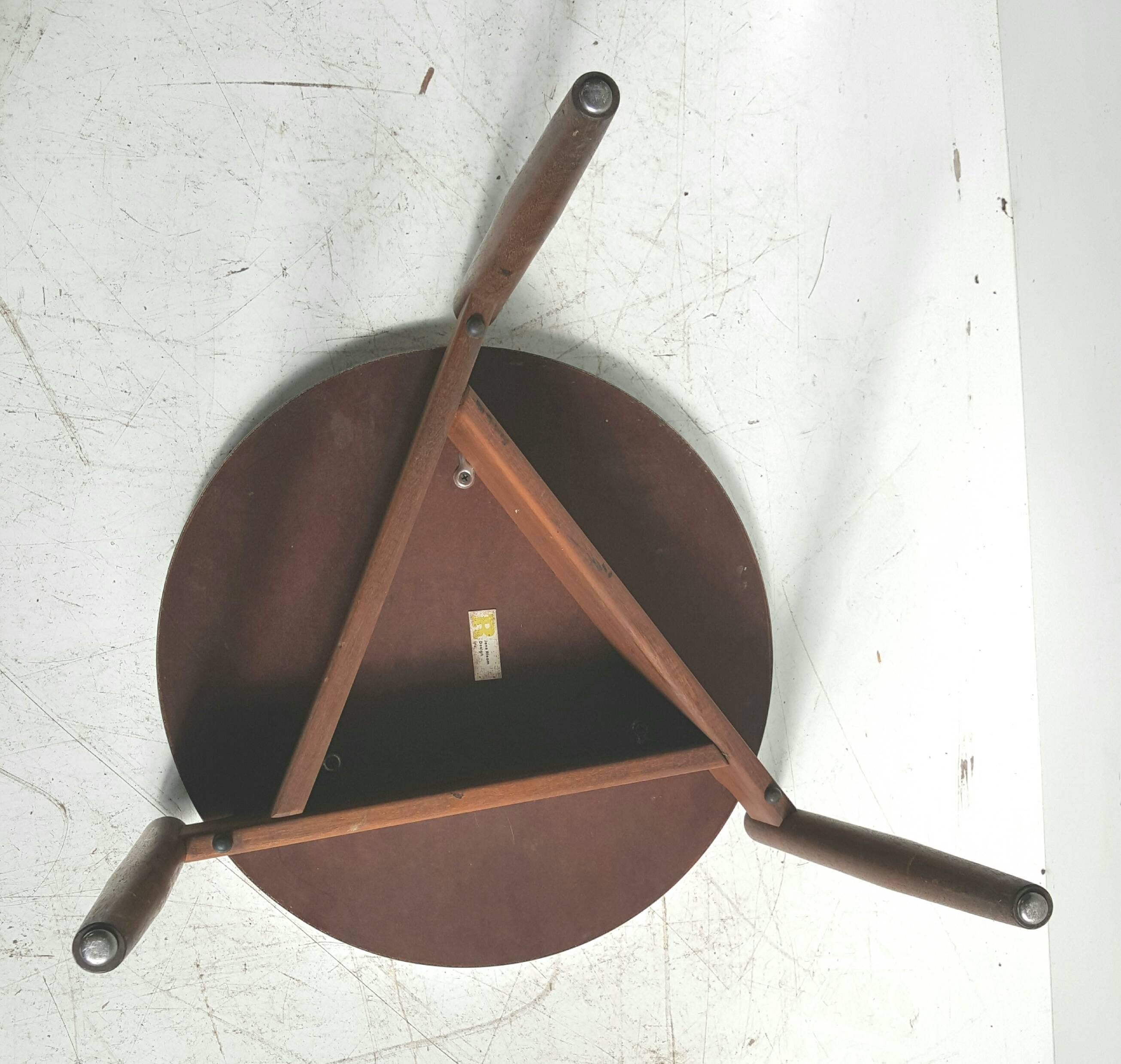 Modernist Side Table, Walnut and Laminate, Designed by Jens Risom For Sale 1