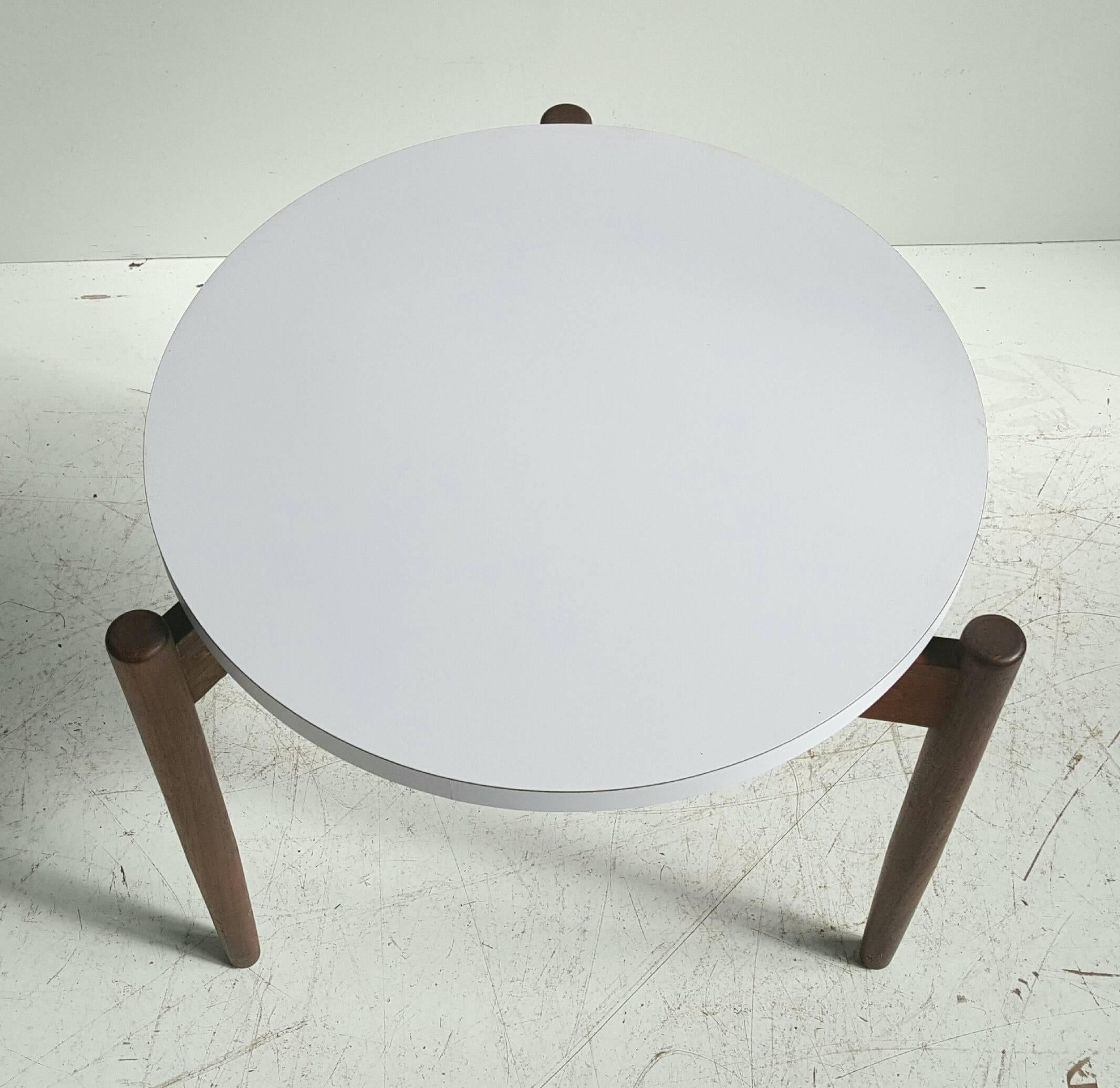Mid-Century Modern Modernist Side Table, Walnut and Laminate, Designed by Jens Risom For Sale