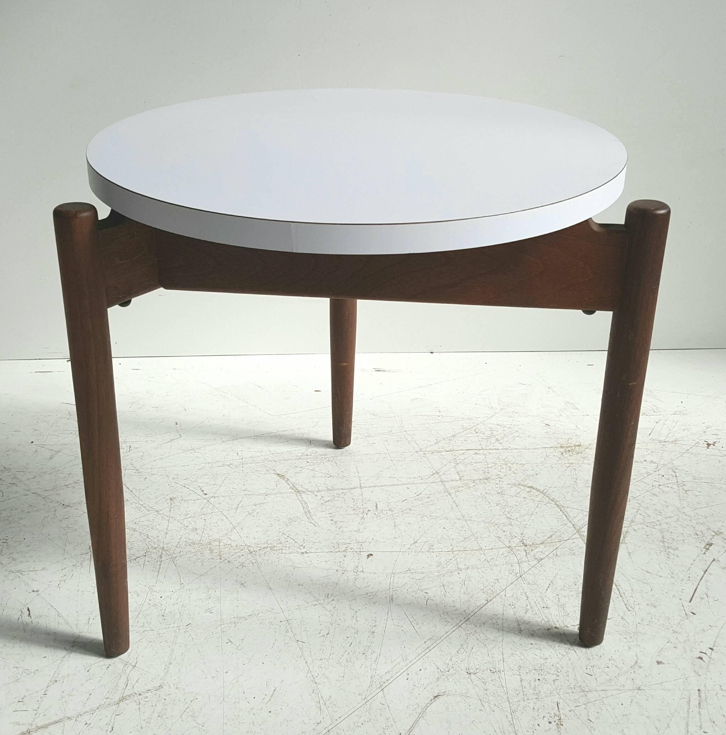 American Modernist Side Table, Walnut and Laminate, Designed by Jens Risom For Sale