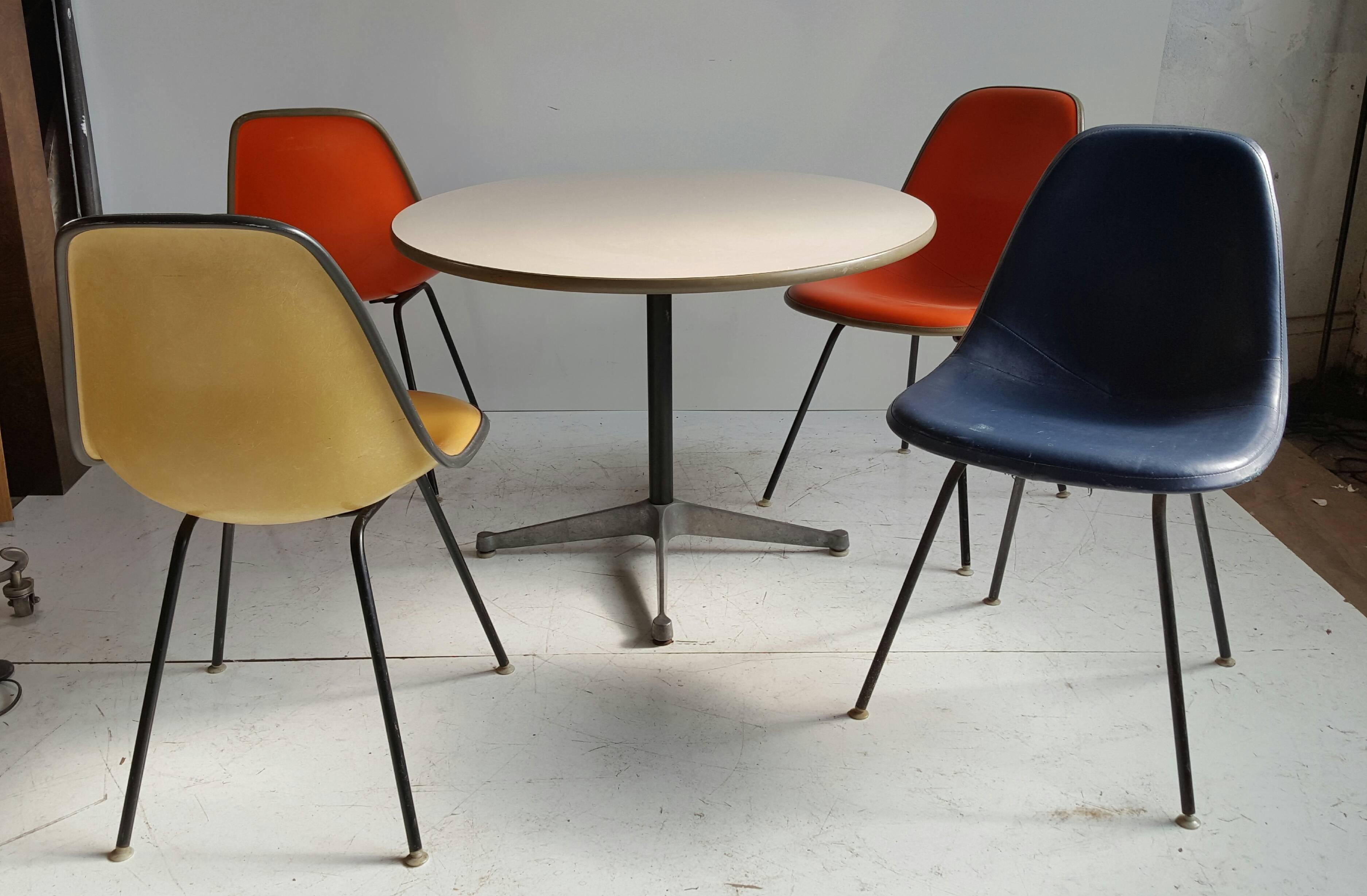Classic Modern Dinette/Breakfast Set by Charles and Ray Eames, Herman Miller In Good Condition In Buffalo, NY