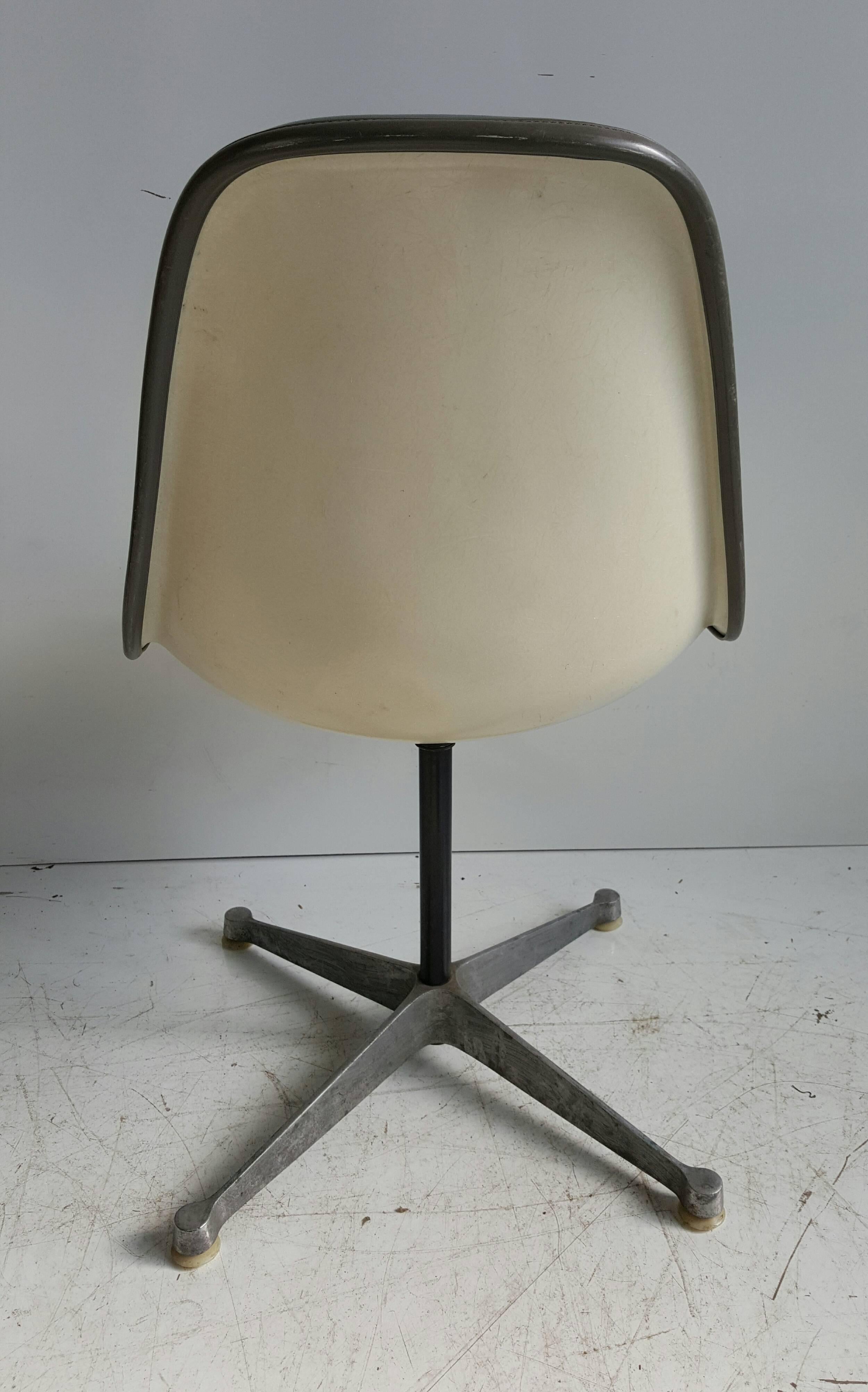 Mid-Century Modern Charles & Ray Eames PSCC Padded Desk Chair by Herman Miller