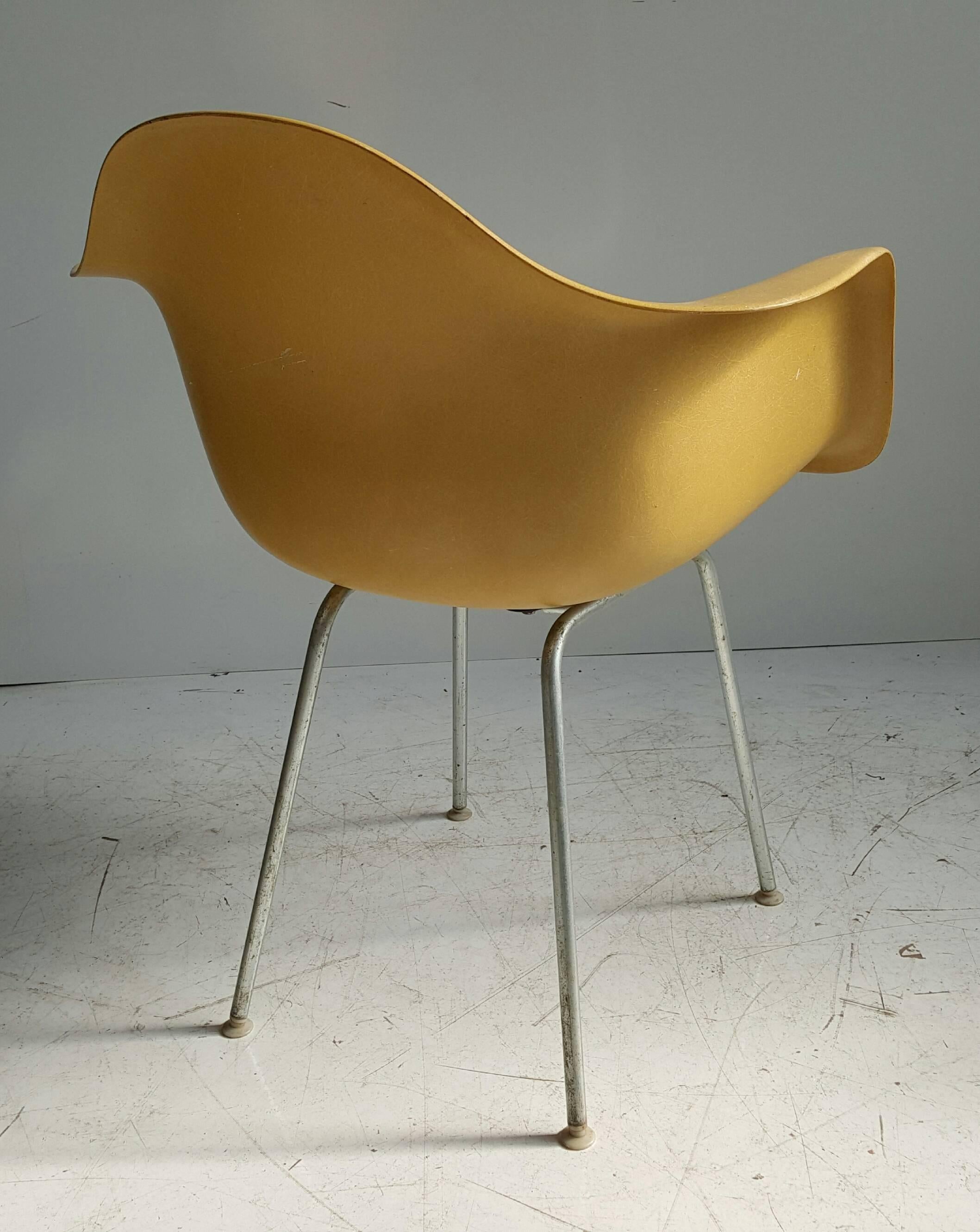 Charles and Ray Eames Arm Shell Chair, Classic Mid-Century Modern In Good Condition In Buffalo, NY