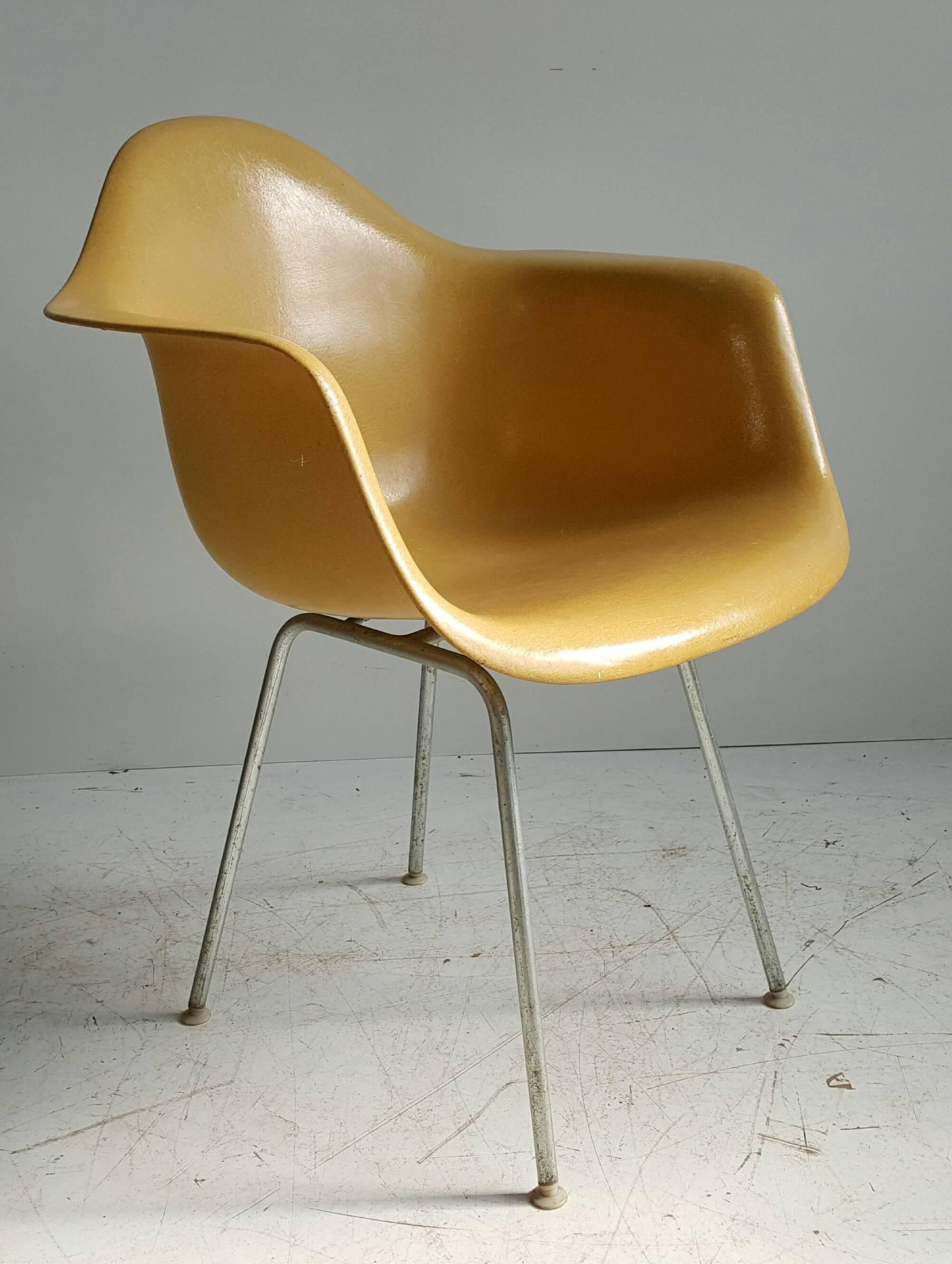 Charles and Ray Eames arm shell chair. Great example, circa 1970s manufactured by Herman Miller, Classic modernist 'H