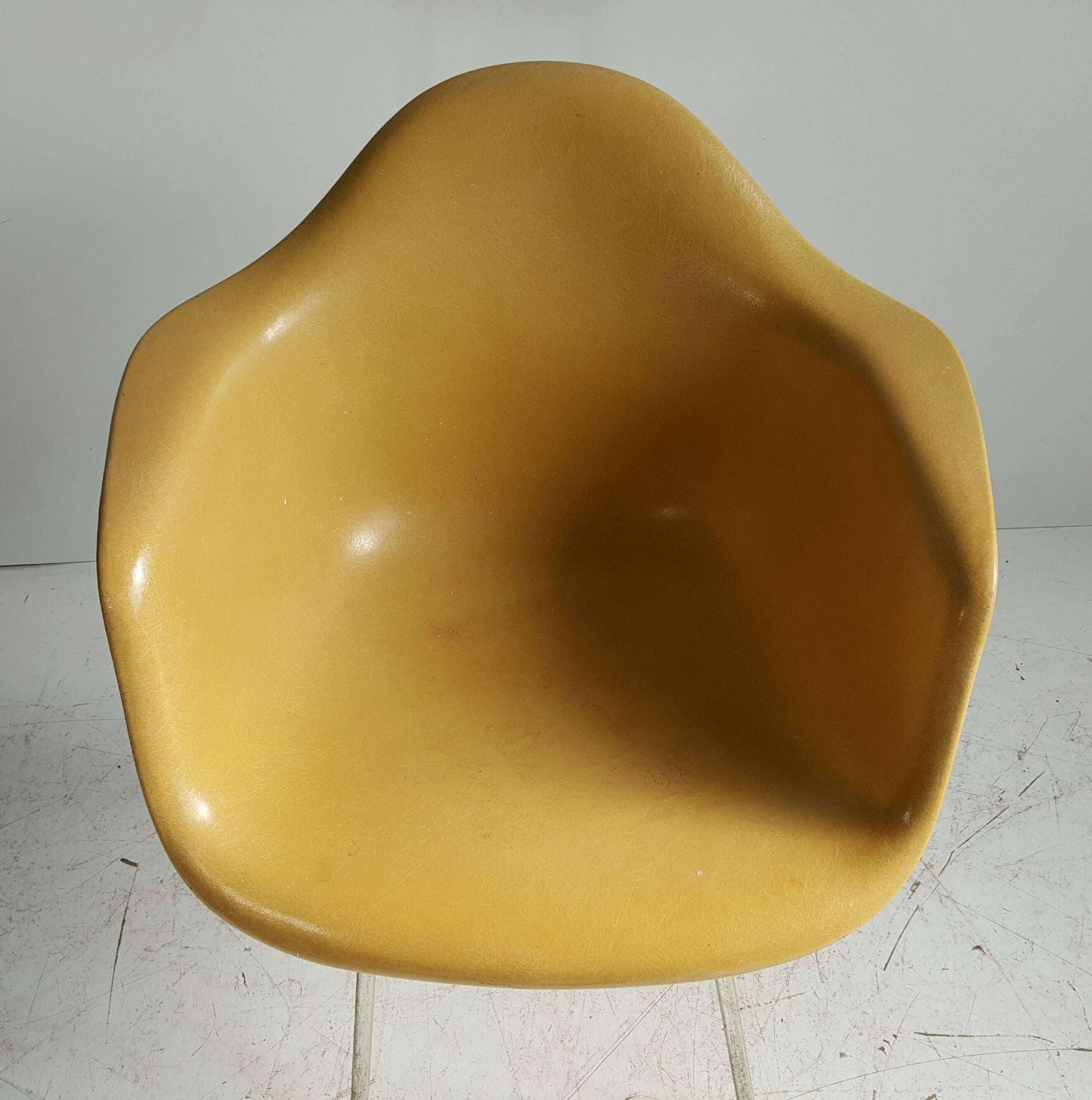 Charles and Ray Eames Arm Shell Chair, Classic Mid-Century Modern 2
