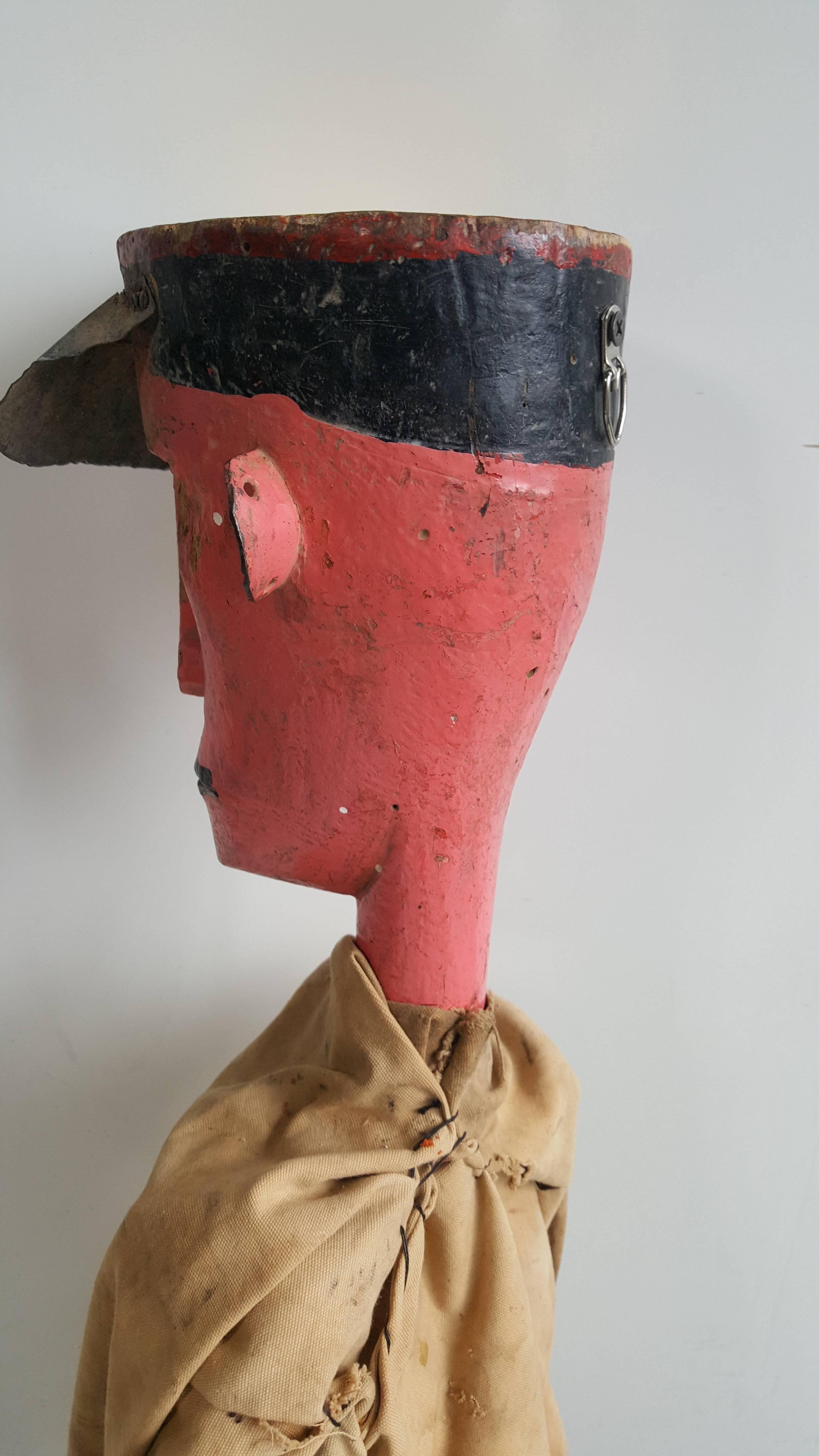 Africain Grande figurine de Marionette de Bamana d'un charmant homme de police, figure africaine en vente