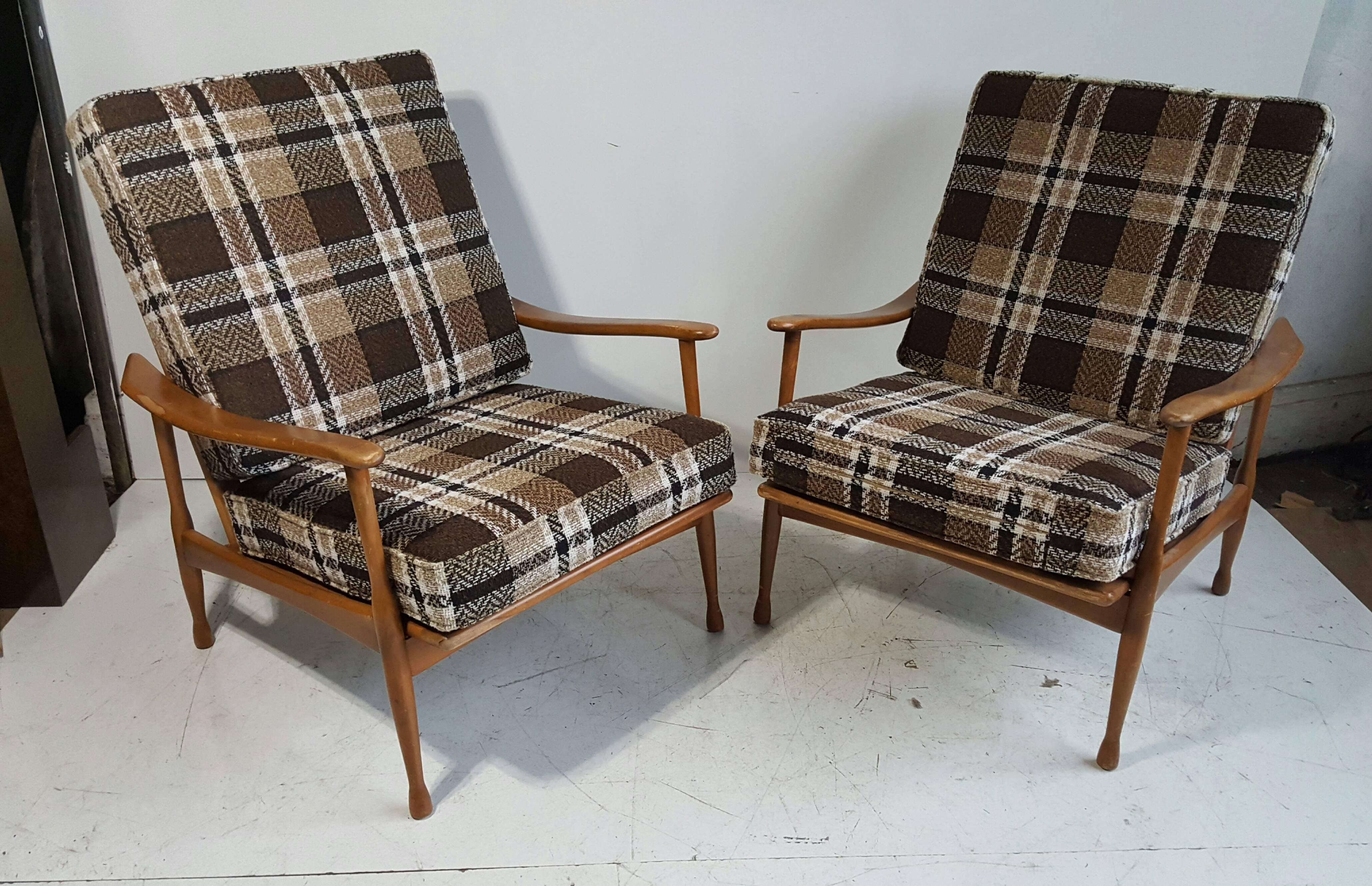 Pair of Italian modernist lounge chairs. Classic Mid-Century Modern design. Solid wood frames, four wool plaid fabric covered removable cusions, oval made in Italy ink stamp.