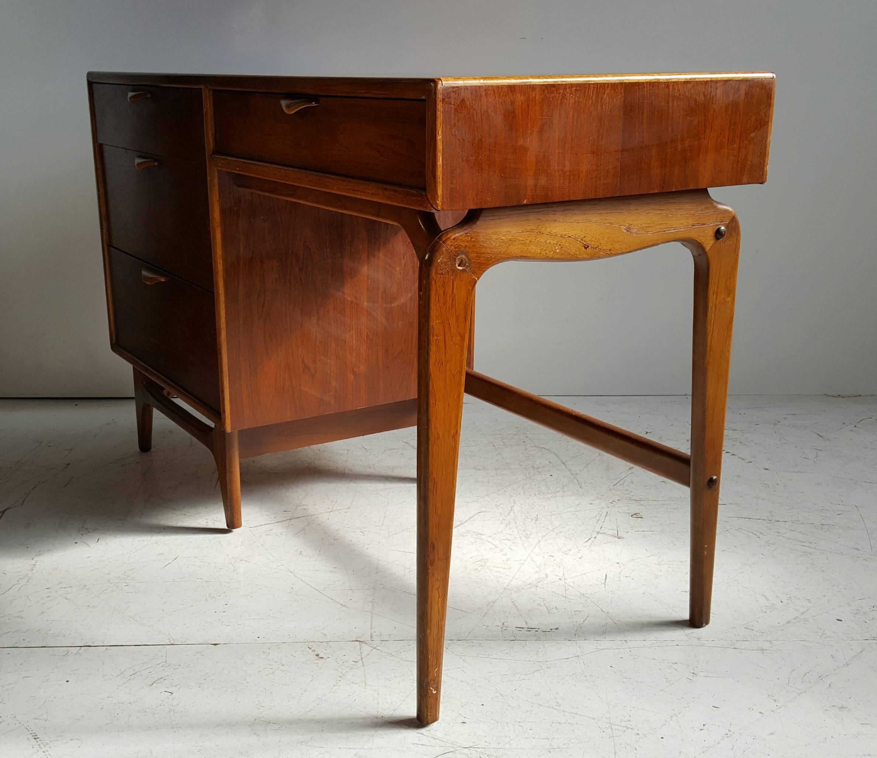 Schreibtisch aus Nussbaumholz, Andre Bus für Lane Perception Serie (20. Jahrhundert)