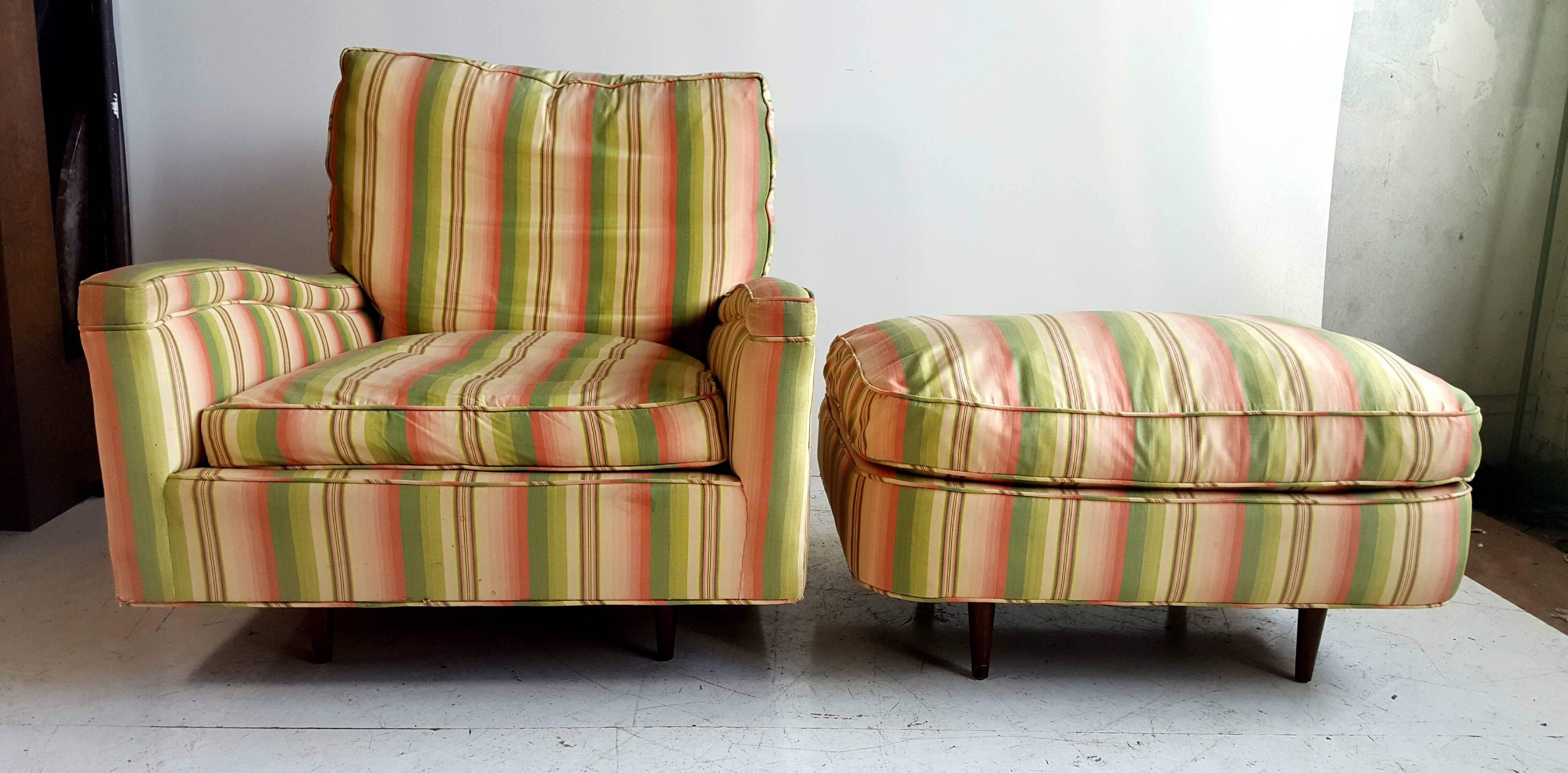 Fauteuil et ottoman Art déco allongé et surdimensionné. Extrêmement confortable, rempli de duvet, belle qualité et construction. La chaise et l'ottoman semblent flotter grâce à la conception de leurs pieds encastrés, ce qui est étonnant. Le pouf