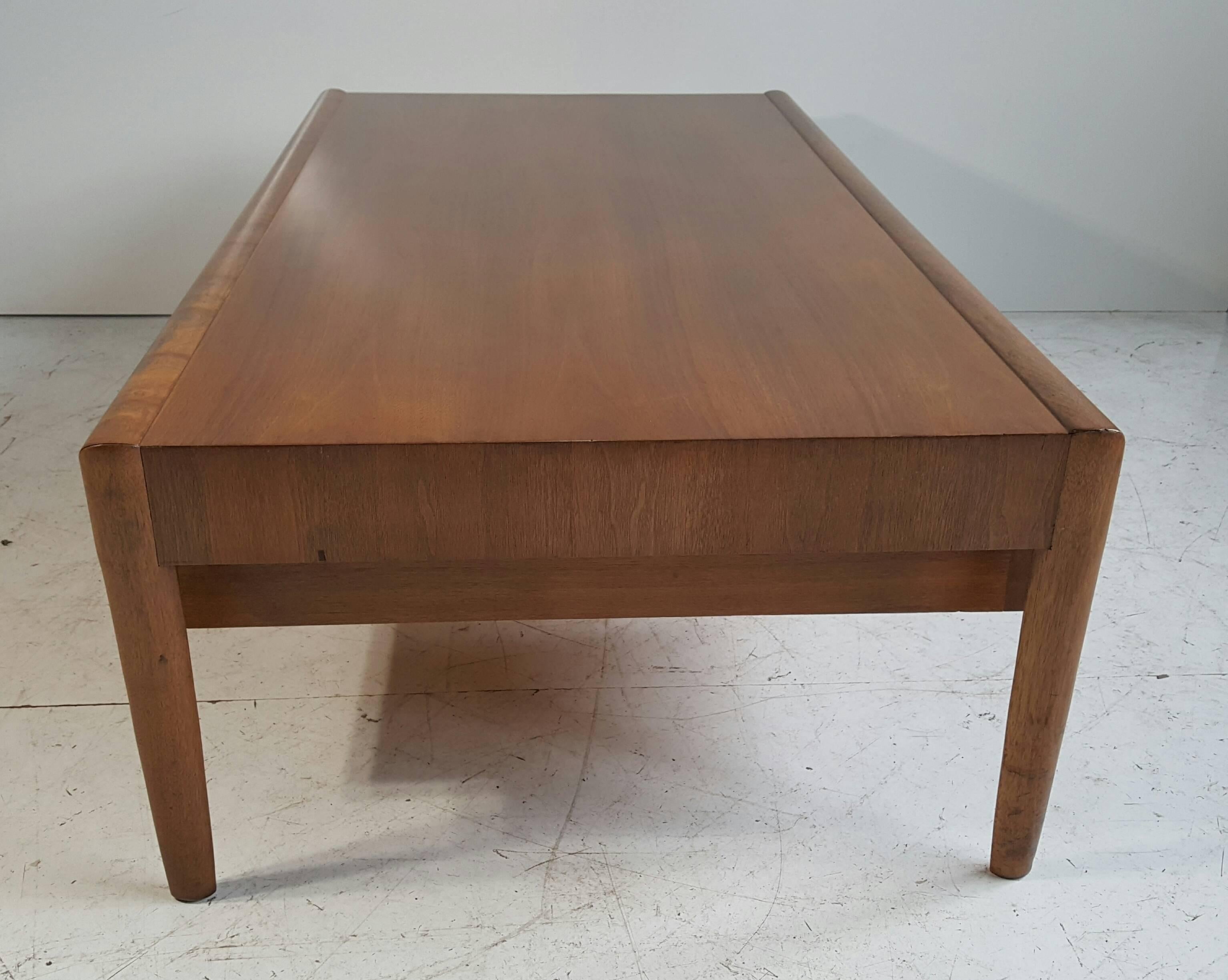 Mid-Century Modern Cocktail or Coffee Table in the Manner of Robsjohn Gibbings In Good Condition In Buffalo, NY