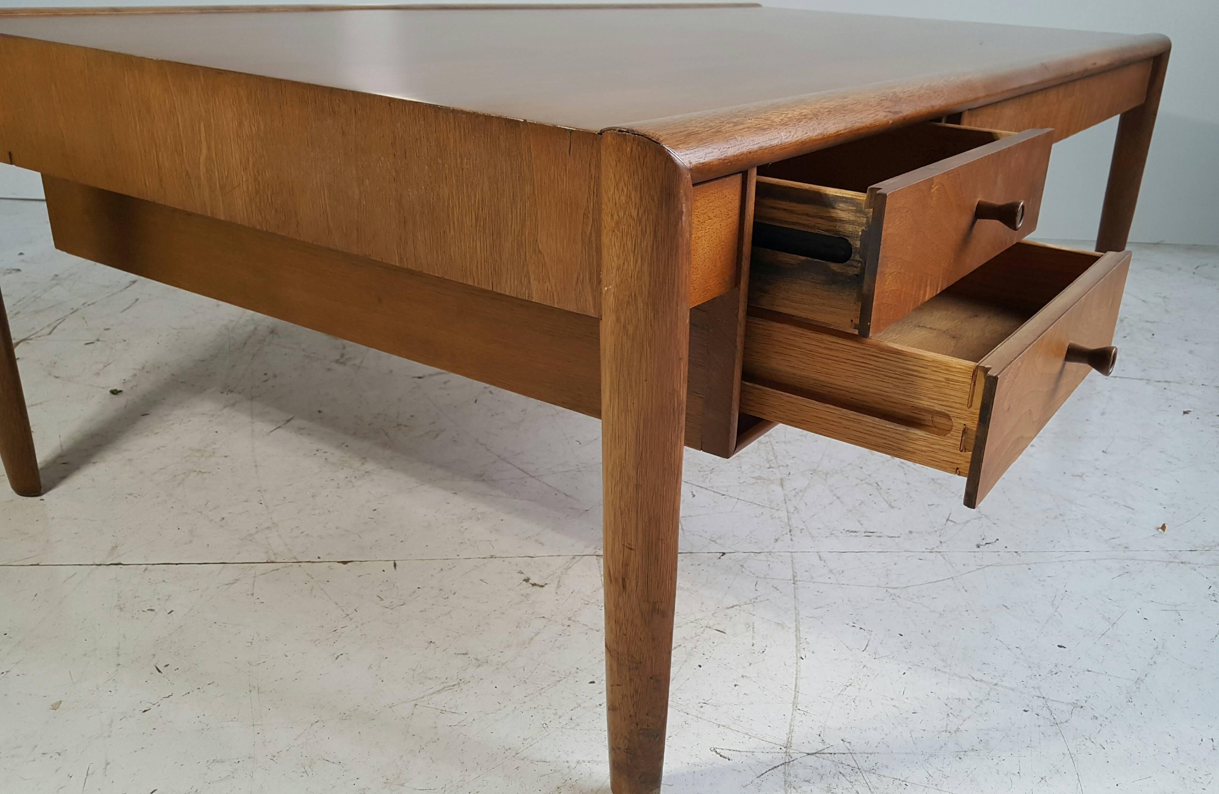 Mahogany Mid-Century Modern Cocktail or Coffee Table in the Manner of Robsjohn Gibbings
