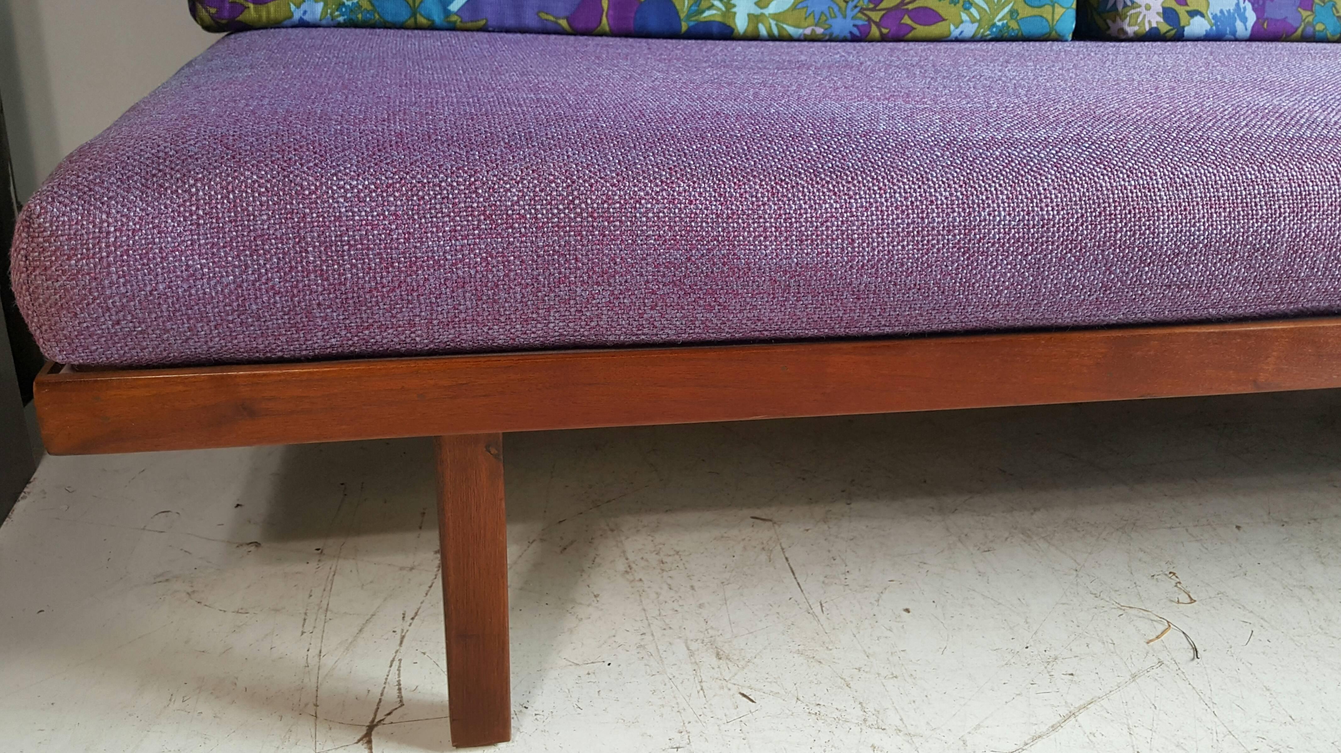 Mid-Century Modern daybed/sofa, George Nelson inspired, exceptional quality and construction, spring bed, retains original 1960s wool upholstery, extreamely comfortable and versatile.