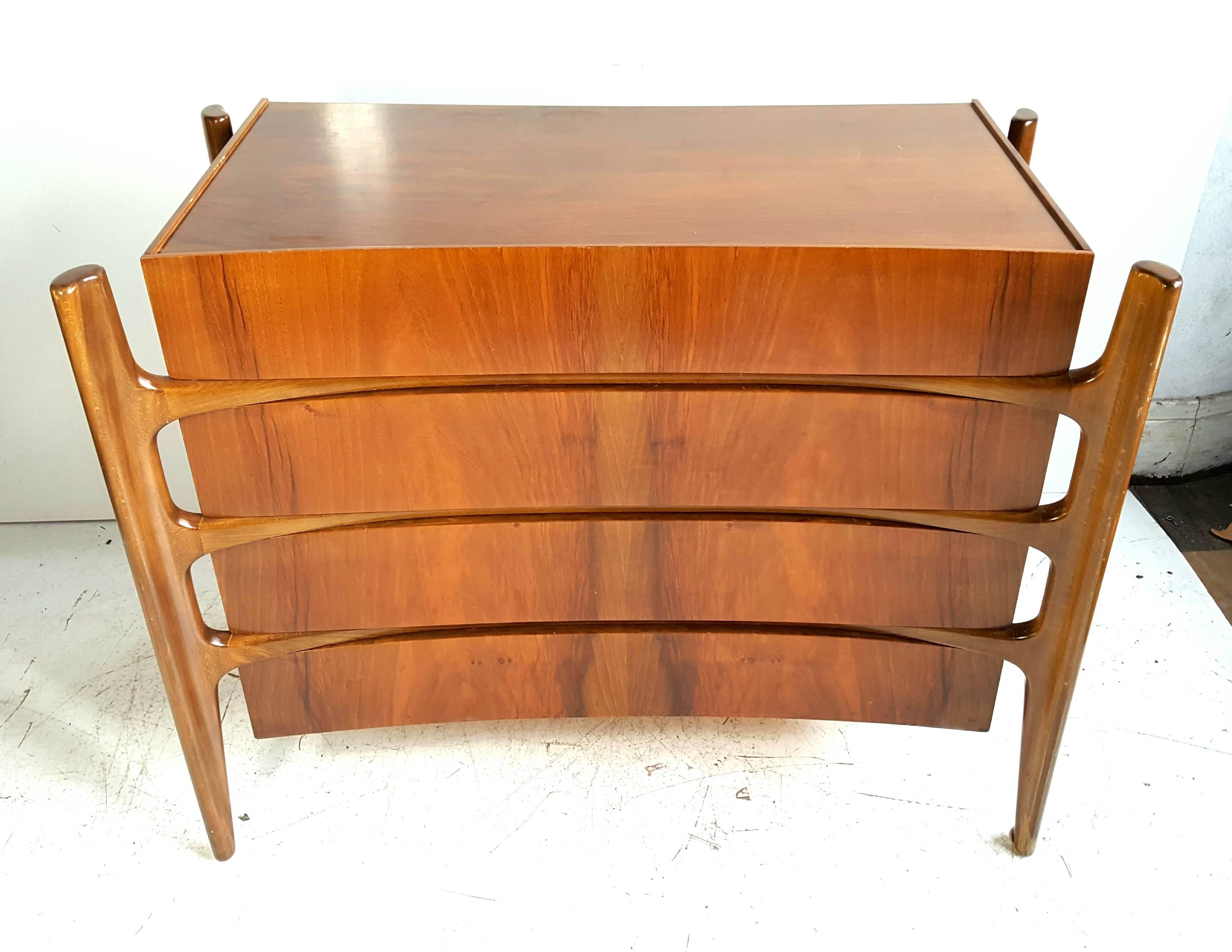 Cassettone a quattro cassetti di William Hinn per Urban Furniture Sweden, 1950.

Bellissima cassapanca o cassettone curvo. Questo pezzo presenta uno squisito design organico e amorfo. La struttura in legno ricorda uno scheletro, l'ampio set di
