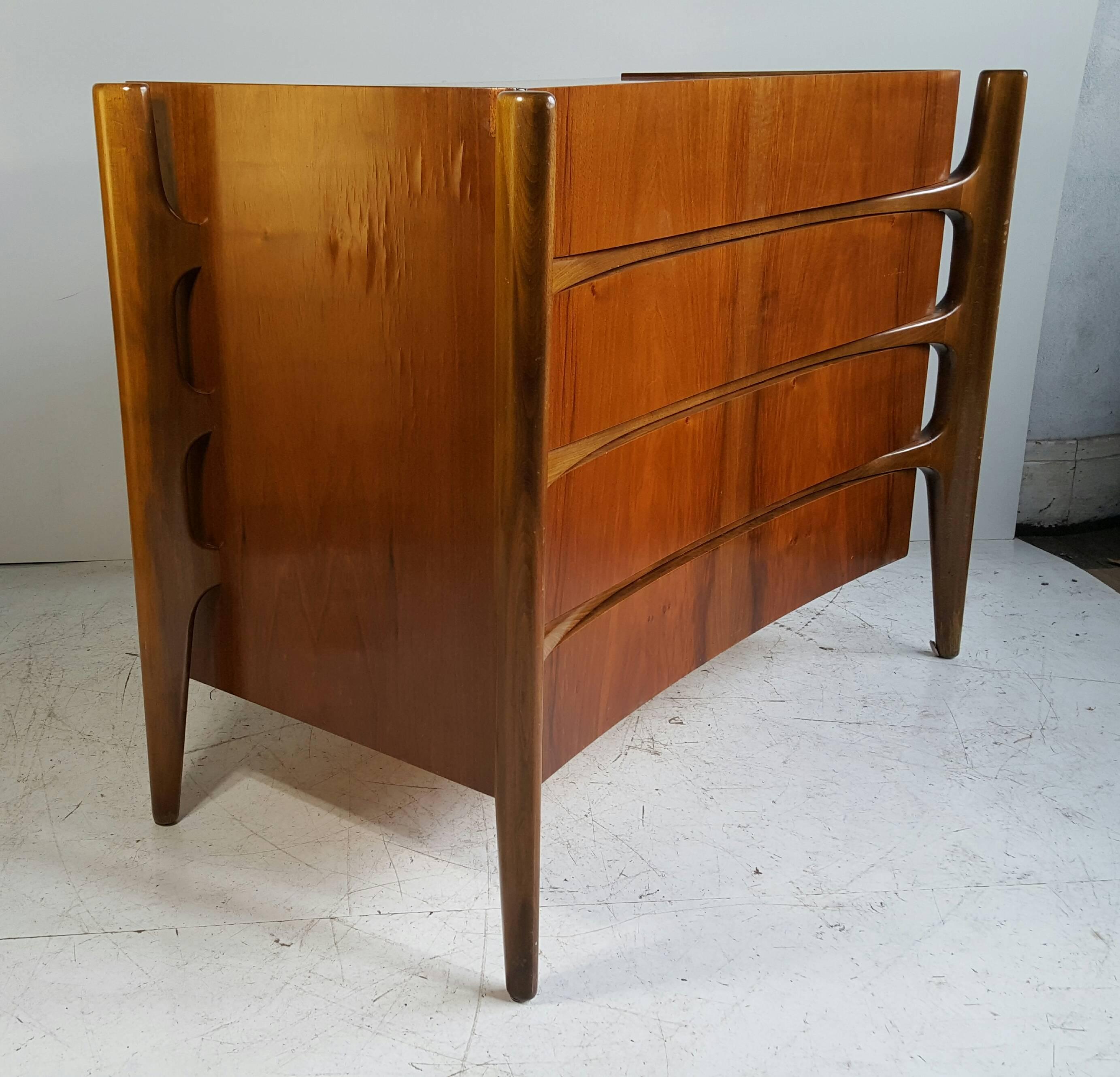 Svedese Rara cassettiera curva di William Hinn in noce con struttura scheletrica in vendita