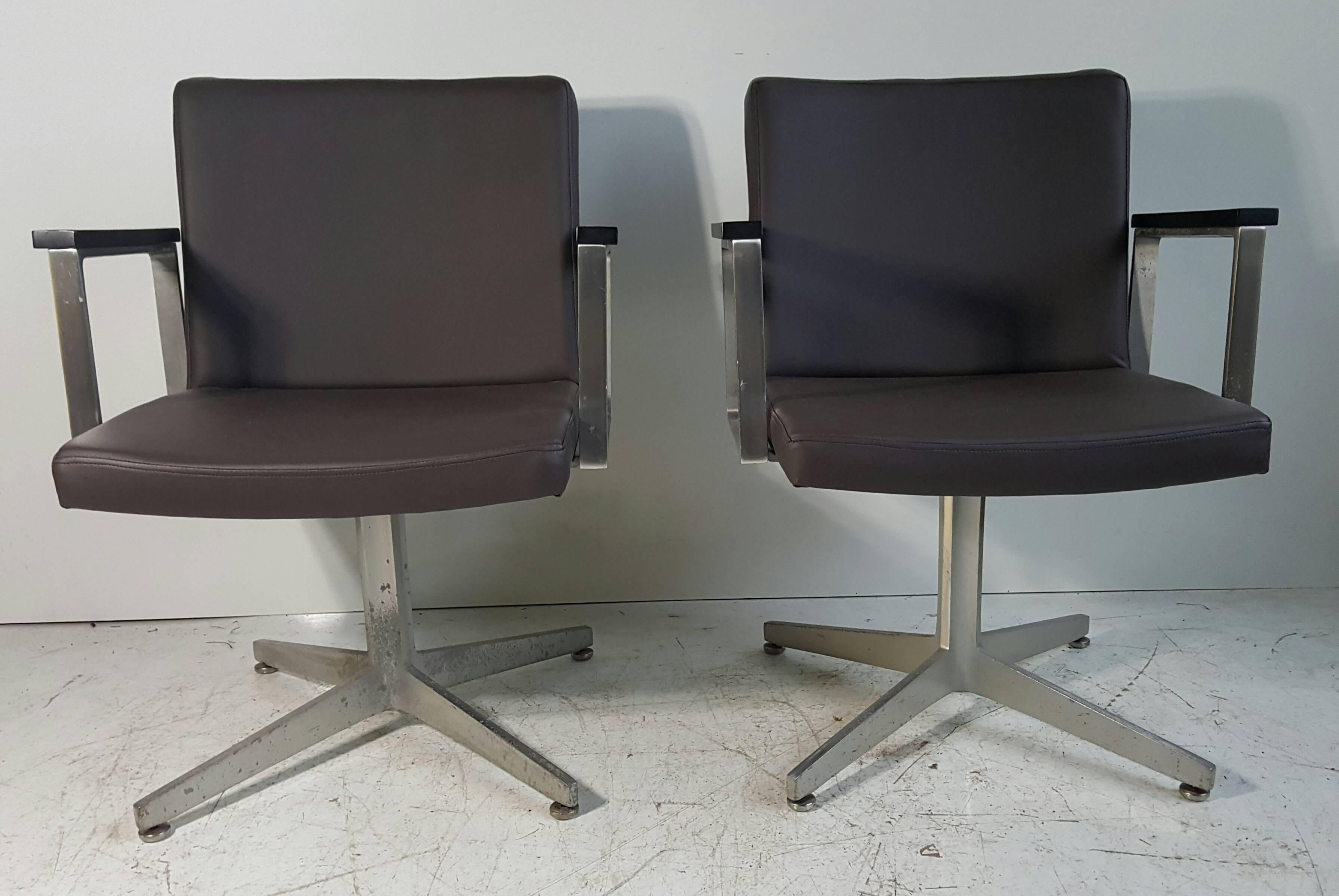 Paire classique de fauteuils modernistes en aluminium et cuir fabriqués par Good Form, récemment retapissés en cuir brun chocolat.