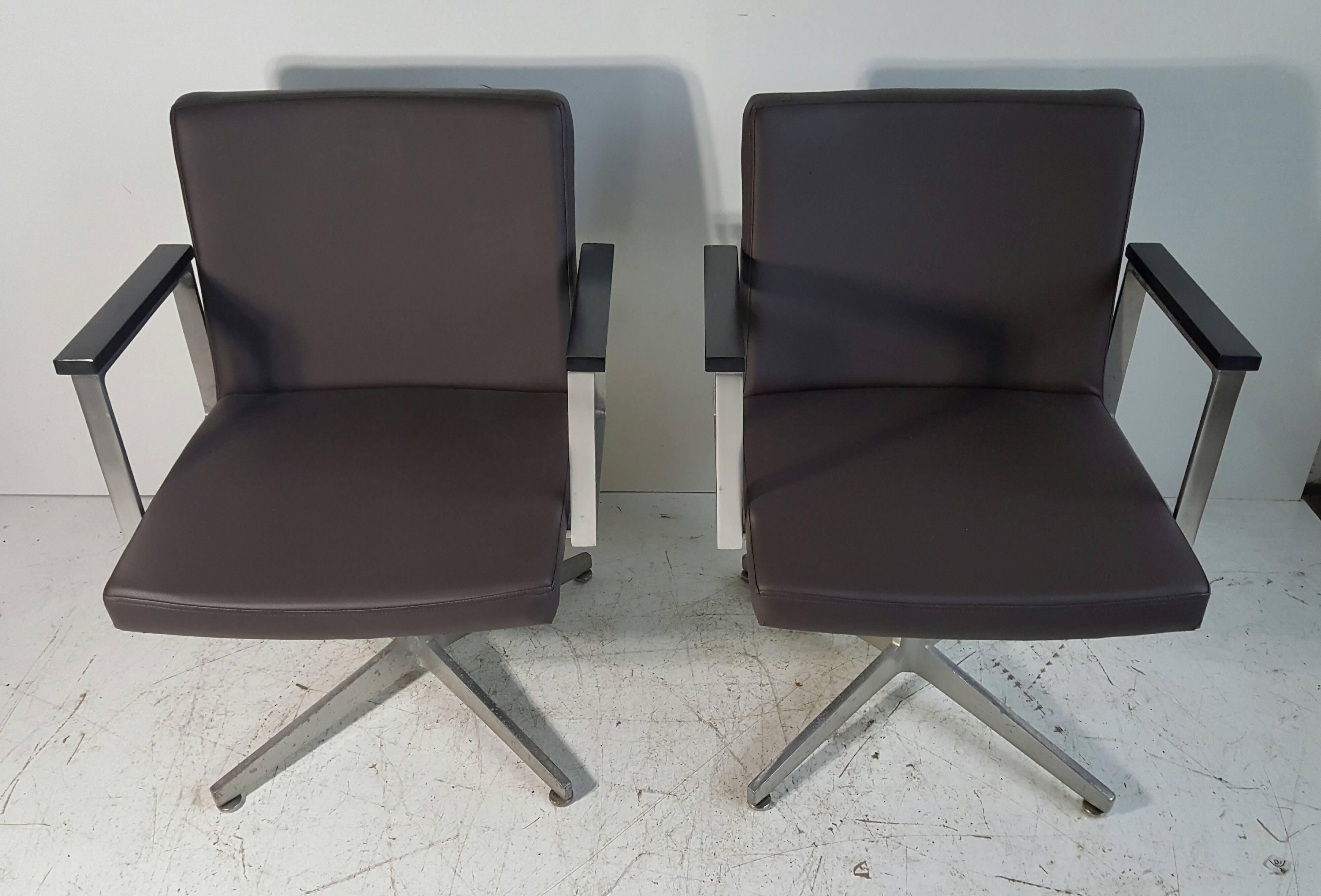 Mid-Century Modern Aluminum and Leather Good Form Armchairs, Modernist, Machine Age For Sale