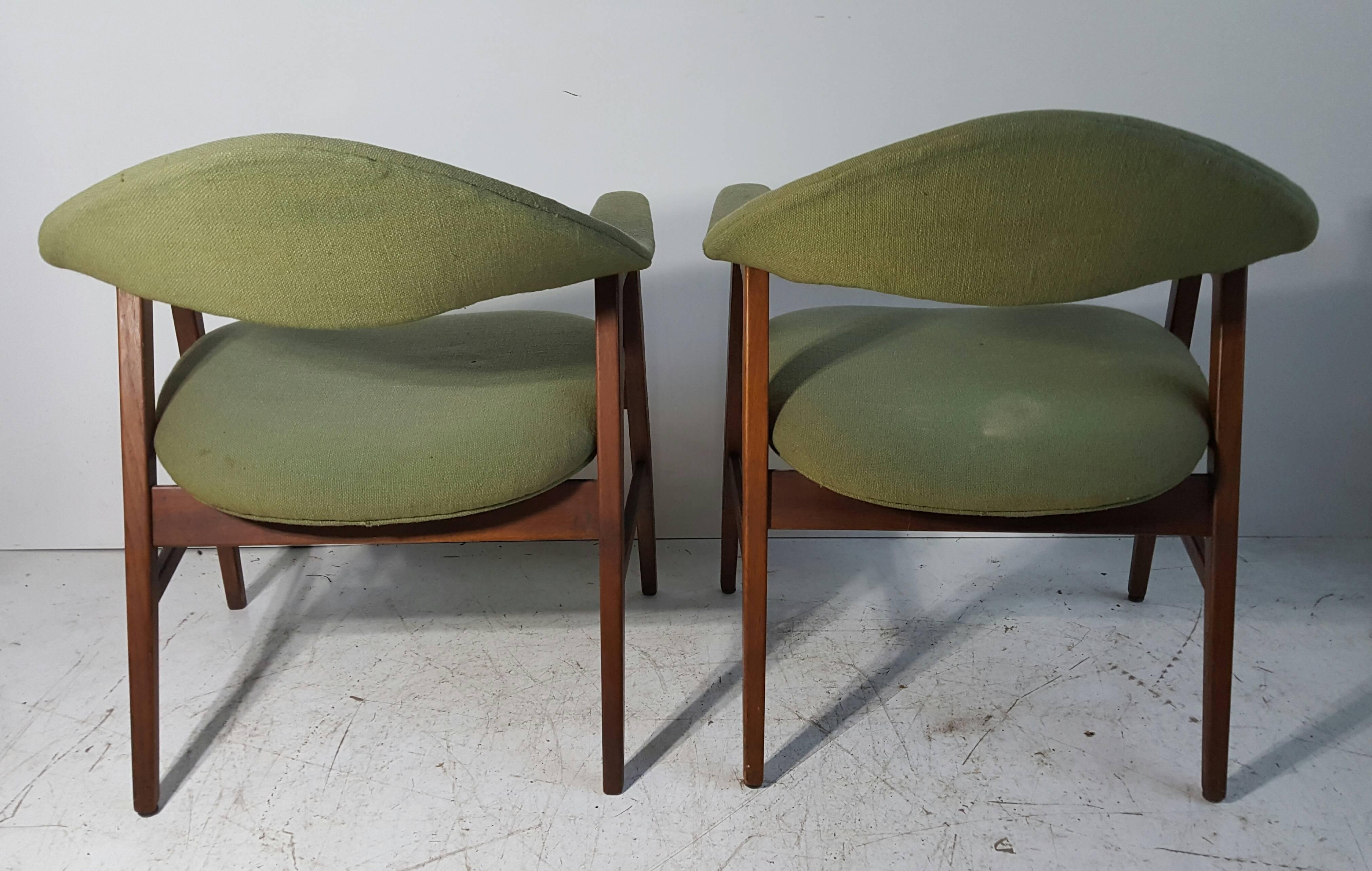 Scandinavian Modern Pair of Danish Modern Lounge Chairs, Manner of Finn Juhl For Sale