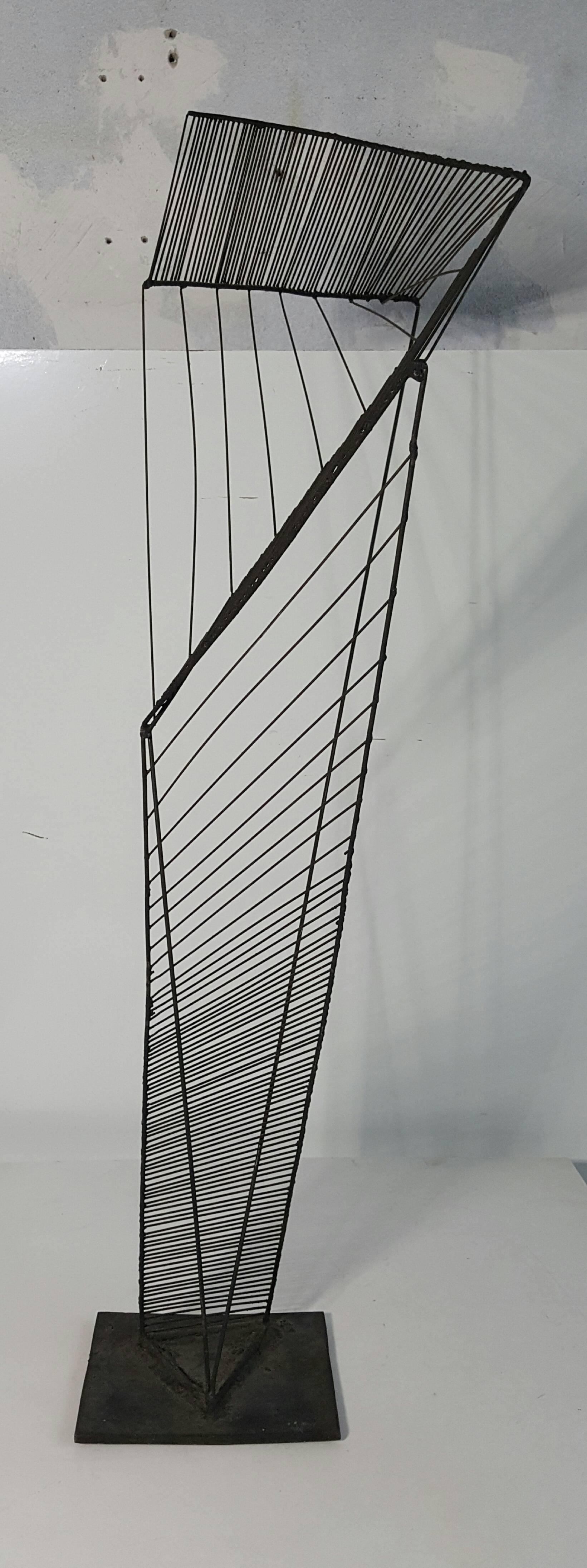 Escultura arquitectónica abstracta moderna de alambre de hierro a la manera de Roy Gussow. Clásico modernista, fuerte presencia, muy bien ejecutado.