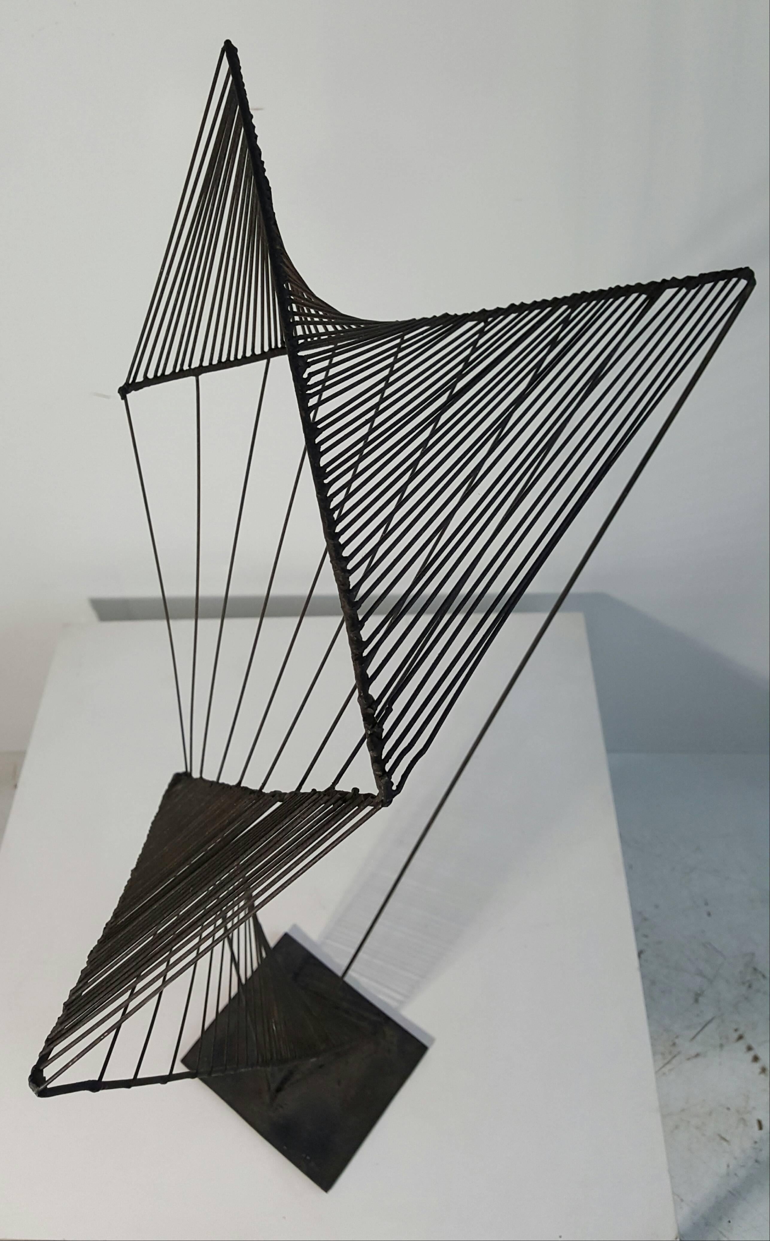 Moderne abstrakte architektonische Draht-Eisen-Skulptur in der Art von Roy Gussow (Moderne der Mitte des Jahrhunderts) im Angebot