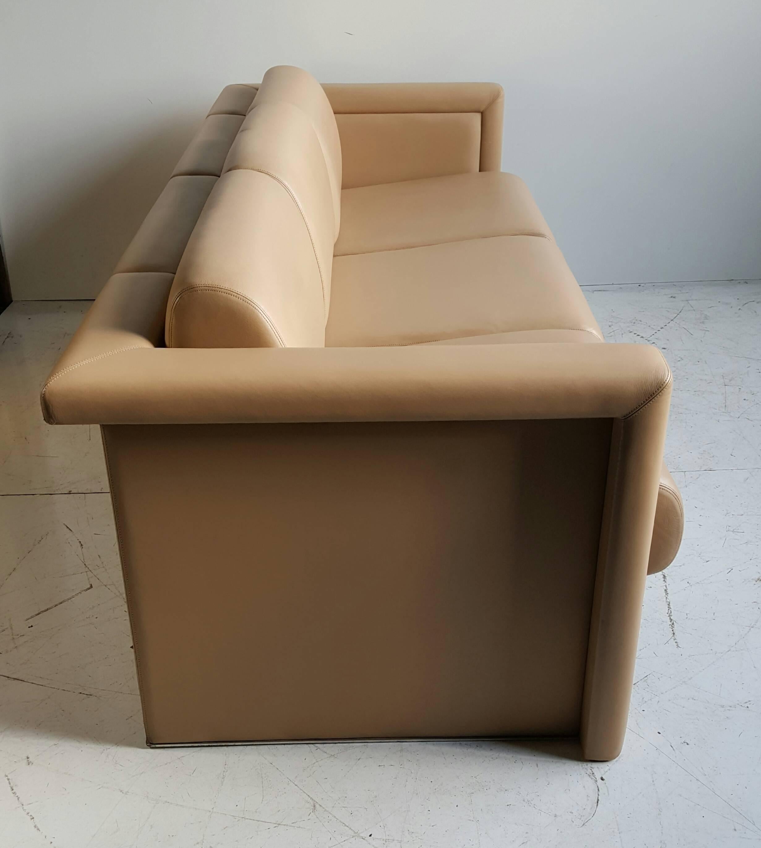 Contemporary Modernist Italian Leather Sofa by Knoll