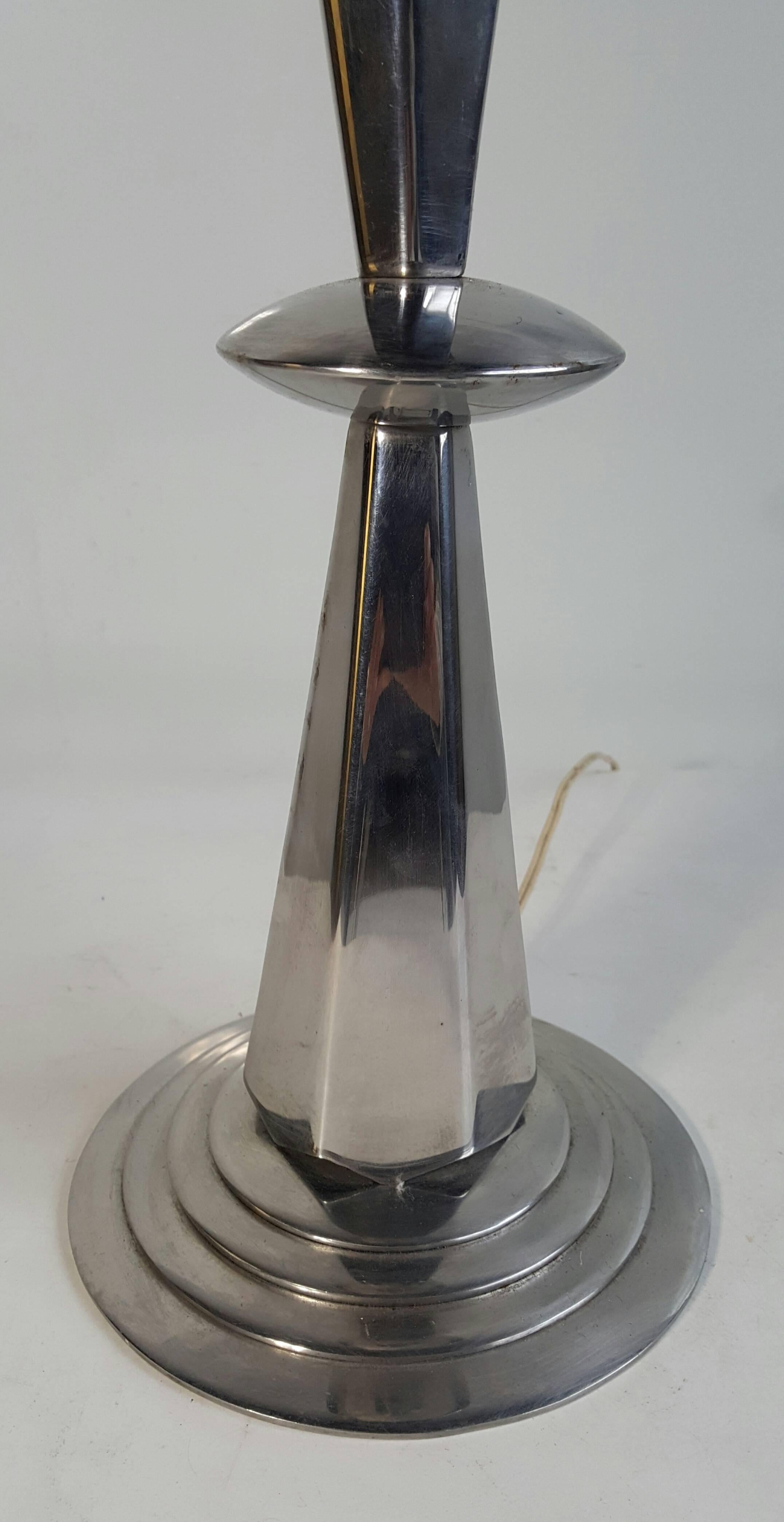 Américain Élégante lampe de bureau Art Déco chromée de l'ère de la machine, gratte-ciel en vente