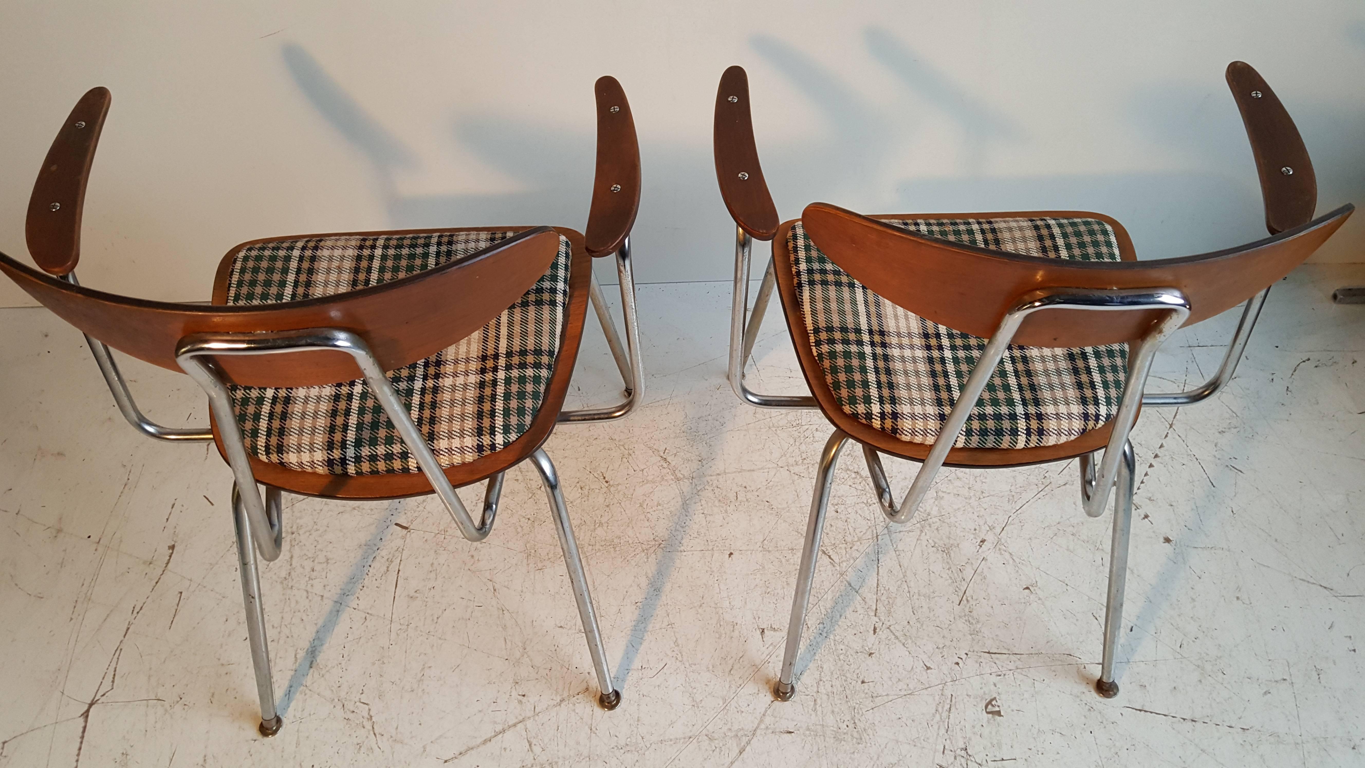 Tissu Paire de fauteuils modernistes 