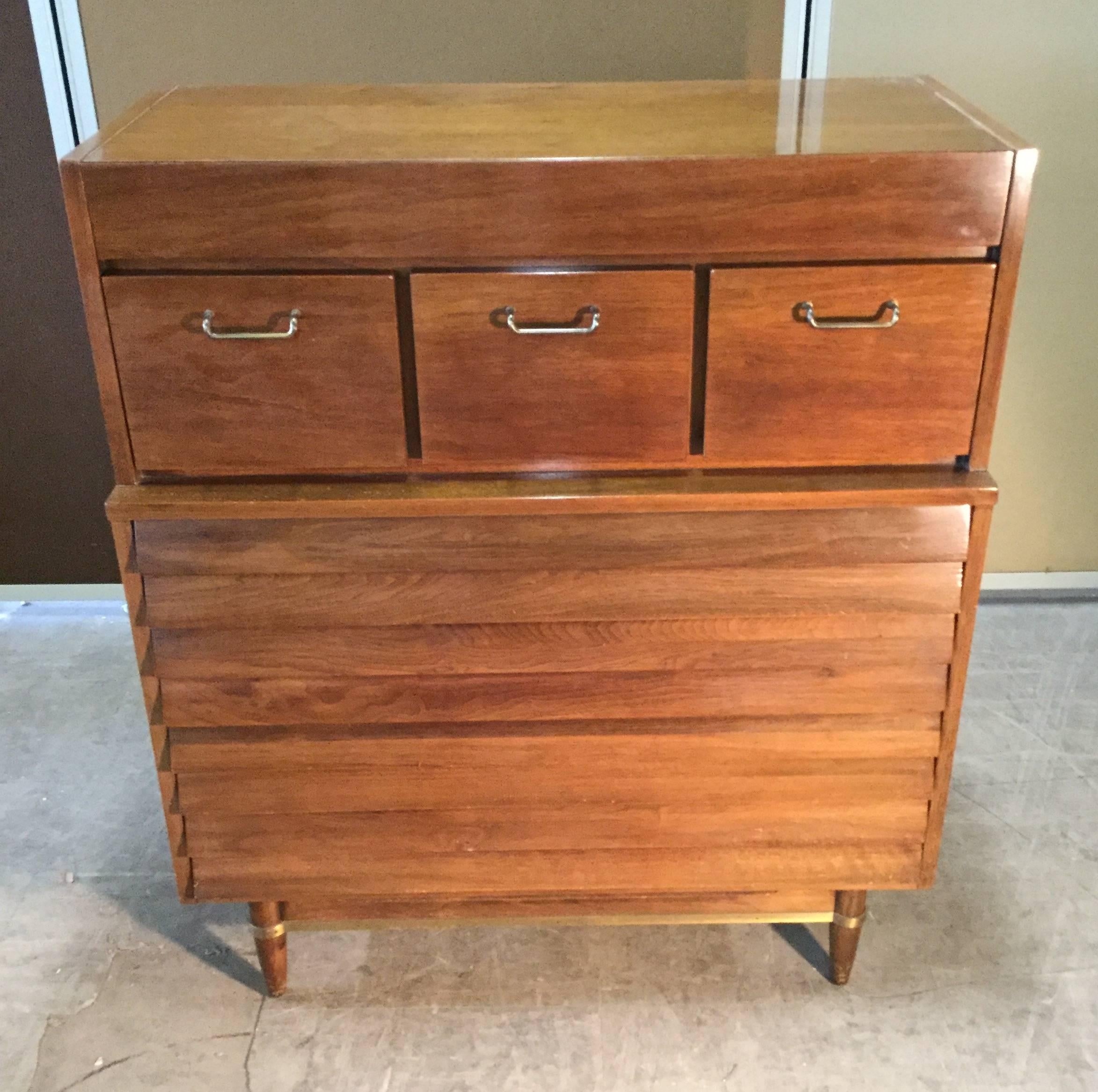 Una cassapanca classica di Merton Gershun per la sua collezione Dania prodotta da American of Martinsville. Dispone di tre cassetti su tre generosi cassetti con frontali a persiana. Dettaglio in ottone.