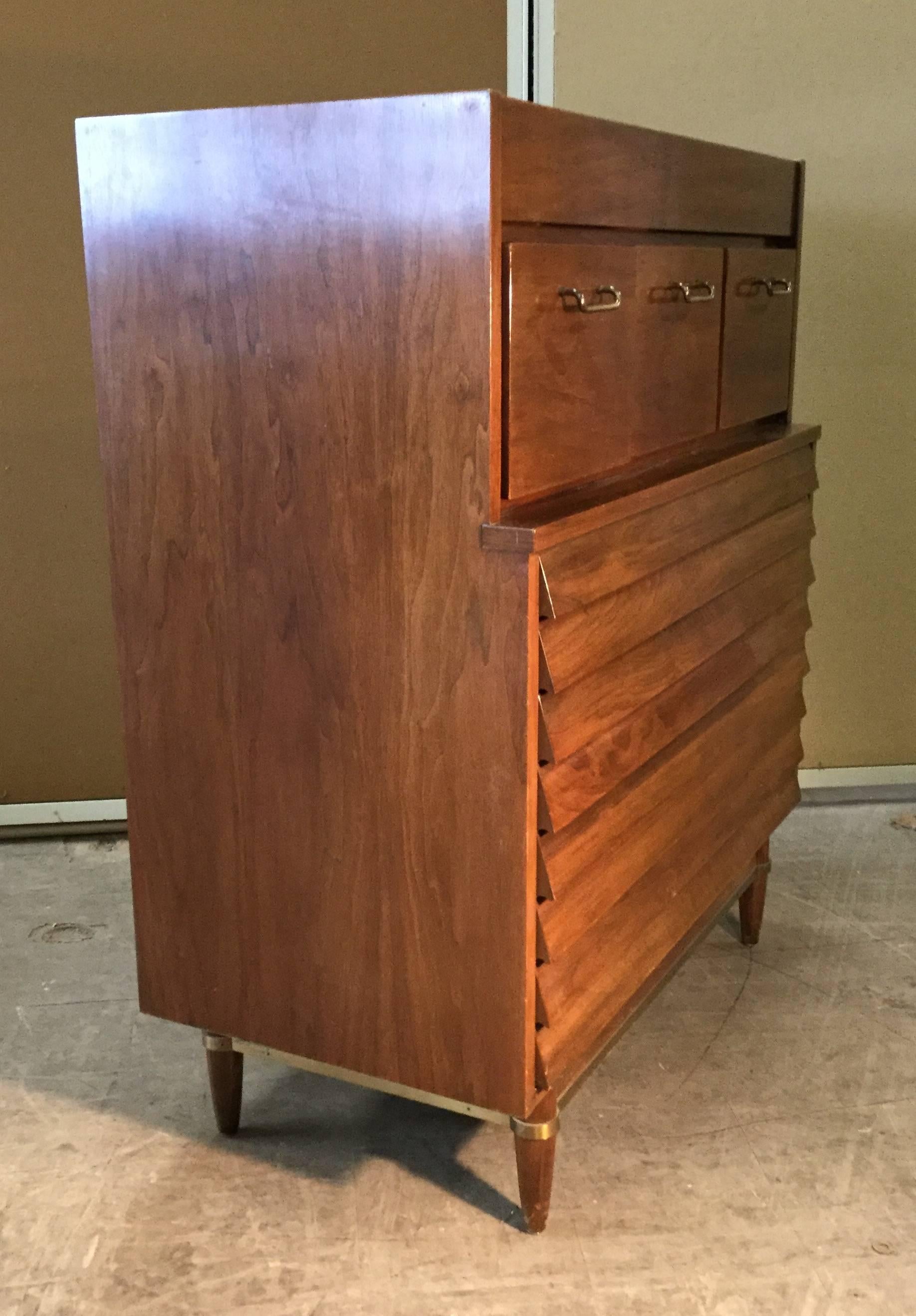 Américain Commode classique moderniste, American of Martinsville en vente